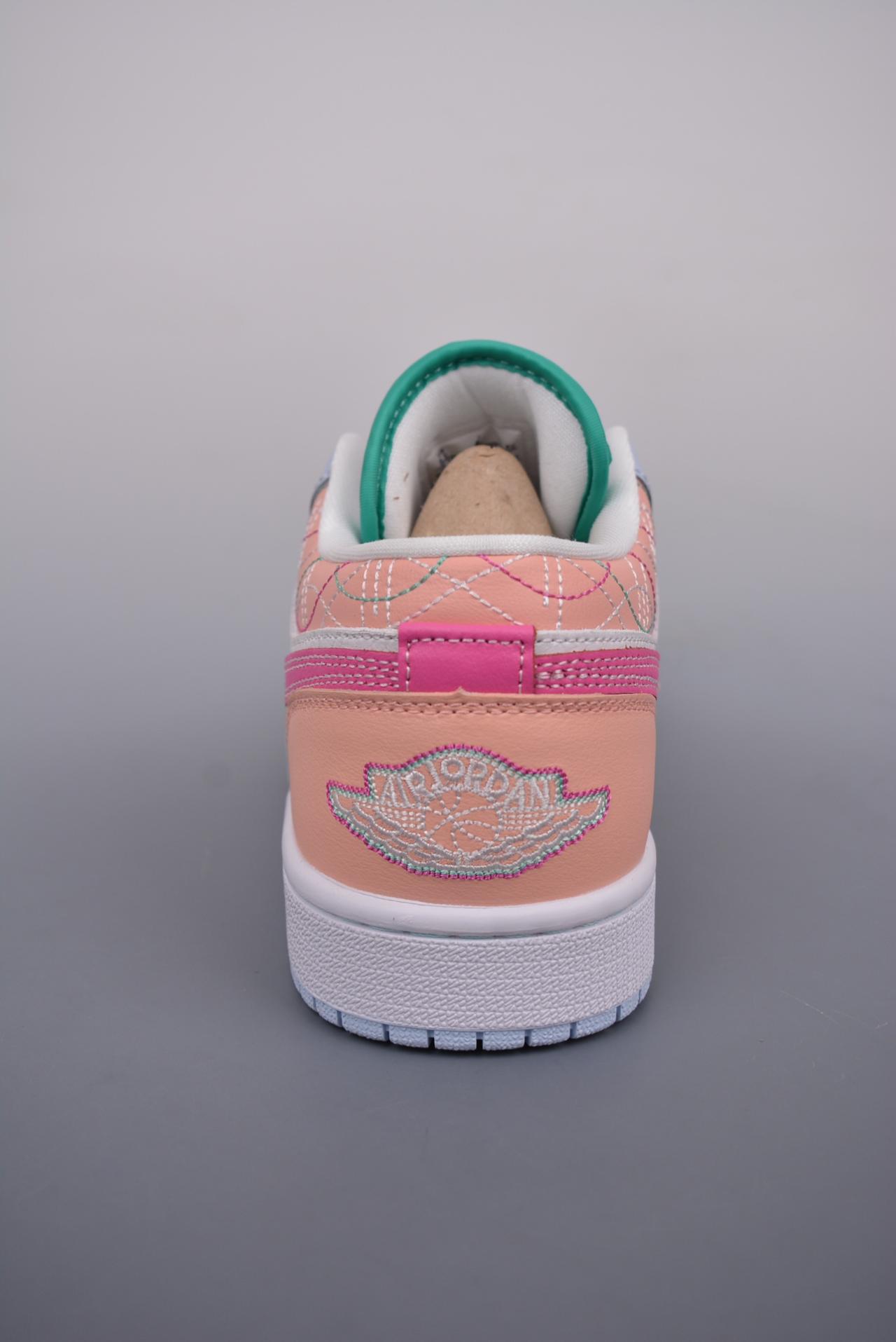 板鞋, 休闲板鞋, AJ1, Air Jordan 1 Low, Air Jordan 1 - Air Jordan 1 Low 米粉脚趾
AJ1乔1低帮休闲板鞋
颜色：同步官方配色
品牌：Air Jordan
系列：1
鞋子类型：低帮休闲板鞋
鞋帮高度：低帮
原鞋原档案开发
原厂皮料
原档冲孔鞋头
正确满胶鞋垫
四线拉帮
原厂织唛标
鞋舌高弹海绵填充
货号：FV3623 151B
Size： 36 36.5 37.5 38 38.5 39 40 40.5 41 42 42.5 43 44 44.5 45 46
