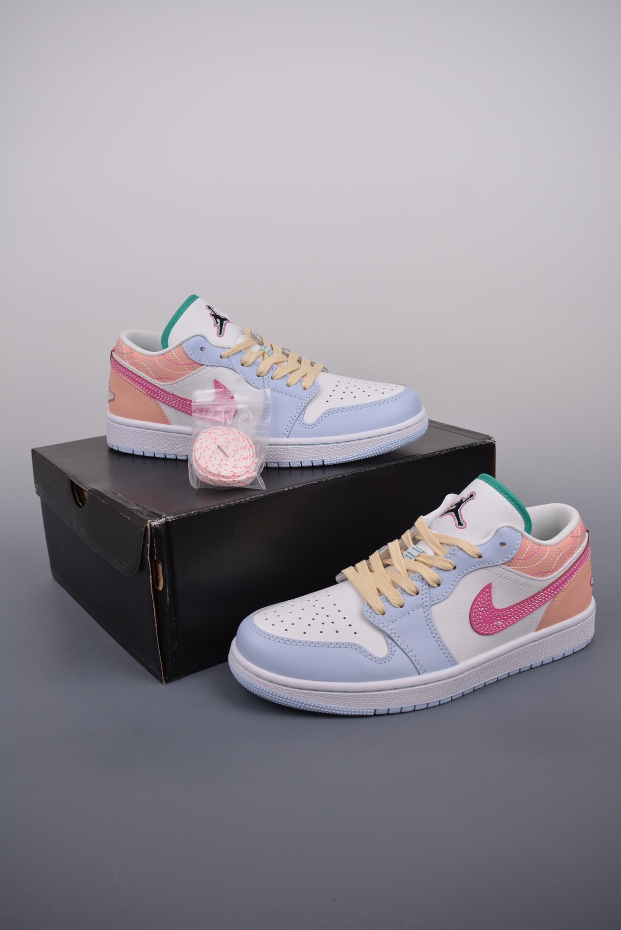 板鞋, 休闲板鞋, AJ1, Air Jordan 1 Low, Air Jordan 1 - Air Jordan 1 Low 米粉脚趾
AJ1乔1低帮休闲板鞋
颜色：同步官方配色
品牌：Air Jordan
系列：1
鞋子类型：低帮休闲板鞋
鞋帮高度：低帮
原鞋原档案开发
原厂皮料
原档冲孔鞋头
正确满胶鞋垫
四线拉帮
原厂织唛标
鞋舌高弹海绵填充
货号：FV3623 151B
Size： 36 36.5 37.5 38 38.5 39 40 40.5 41 42 42.5 43 44 44.5 45 46
