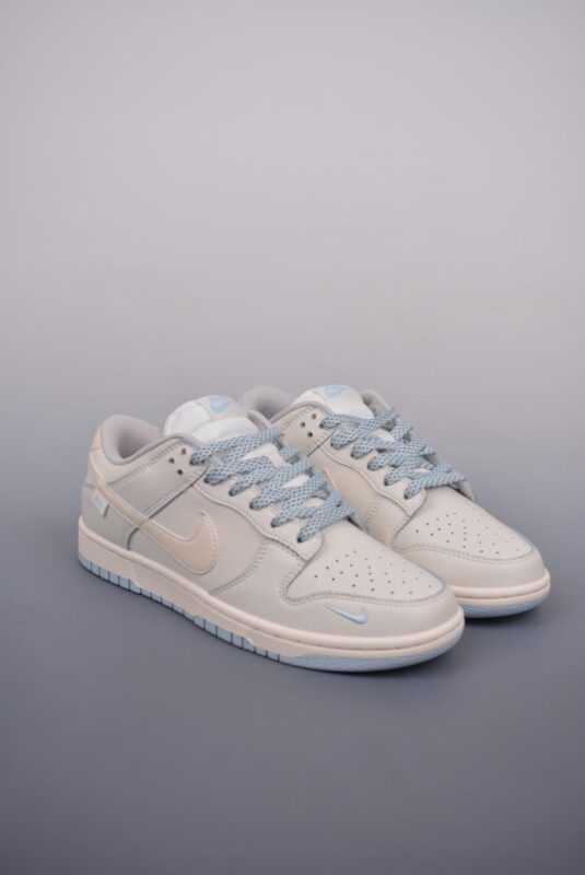 运动鞋, 篮球鞋, 球鞋, SB Dunk Low, Nike SB Dunk Low - Nike SB Dunk Low 珠光蓝配色 高帮篮球鞋 皮料切割干净无任何毛边 颜色：珠光蓝 货号：KK0517 007JS