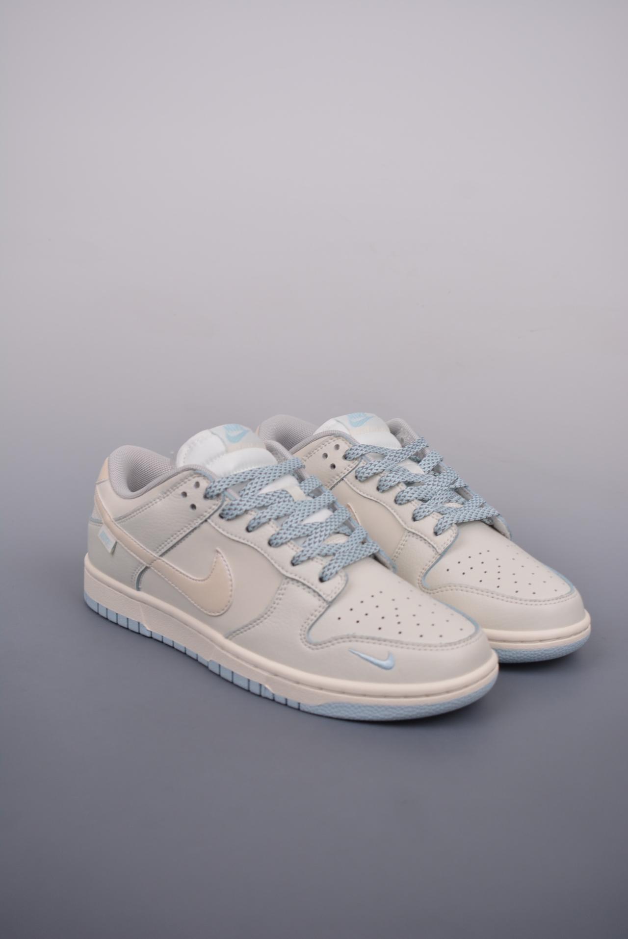 运动鞋, 篮球鞋, 球鞋, SB Dunk Low, Nike SB Dunk Low - Nike SB Dunk Low 珠光蓝配色 高帮篮球鞋 皮料切割干净无任何毛边 颜色：珠光蓝 货号：KK0517 007JS