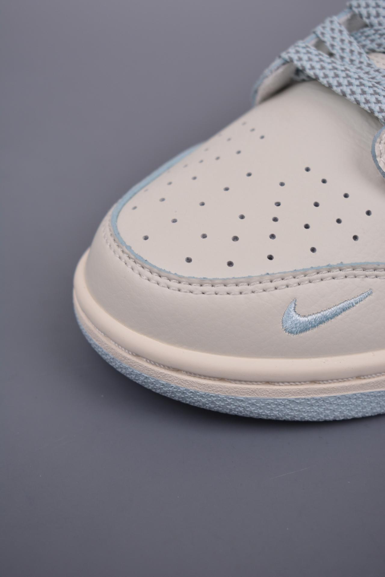 运动鞋, 篮球鞋, 球鞋, SB Dunk Low, Nike SB Dunk Low - Nike SB Dunk Low 珠光蓝配色 高帮篮球鞋 皮料切割干净无任何毛边 颜色：珠光蓝 货号：KK0517 007JS