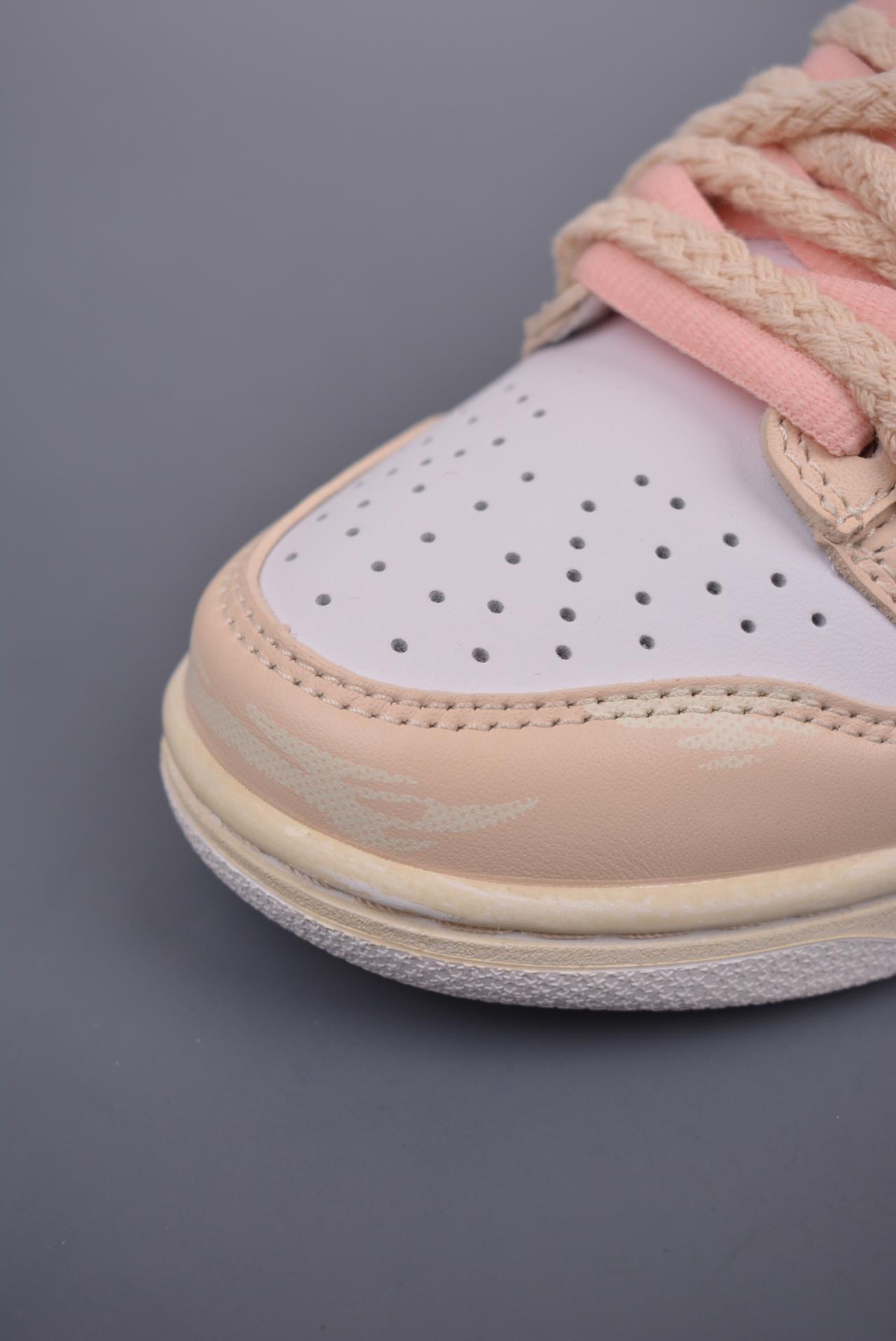 运动鞋, 解构, SB Dunk Low, Nike SB Dunk Low - Nike SB Dunk Low 做旧VIBE风 玫瑰布贴 解构抽绳鞋带 纯原大厂出品 极力推荐 原装头层材料 独家版型蒸餾加工
帶來的是更好的视觉和脚感体验 大厂纯原品质出货 清洁度  电绣工艺 皮料切割干净无任何毛边 细节完美
官方货号: DH9765 100HS 尺码：35.5 36 36.5 37.5 38 38.5 39 40