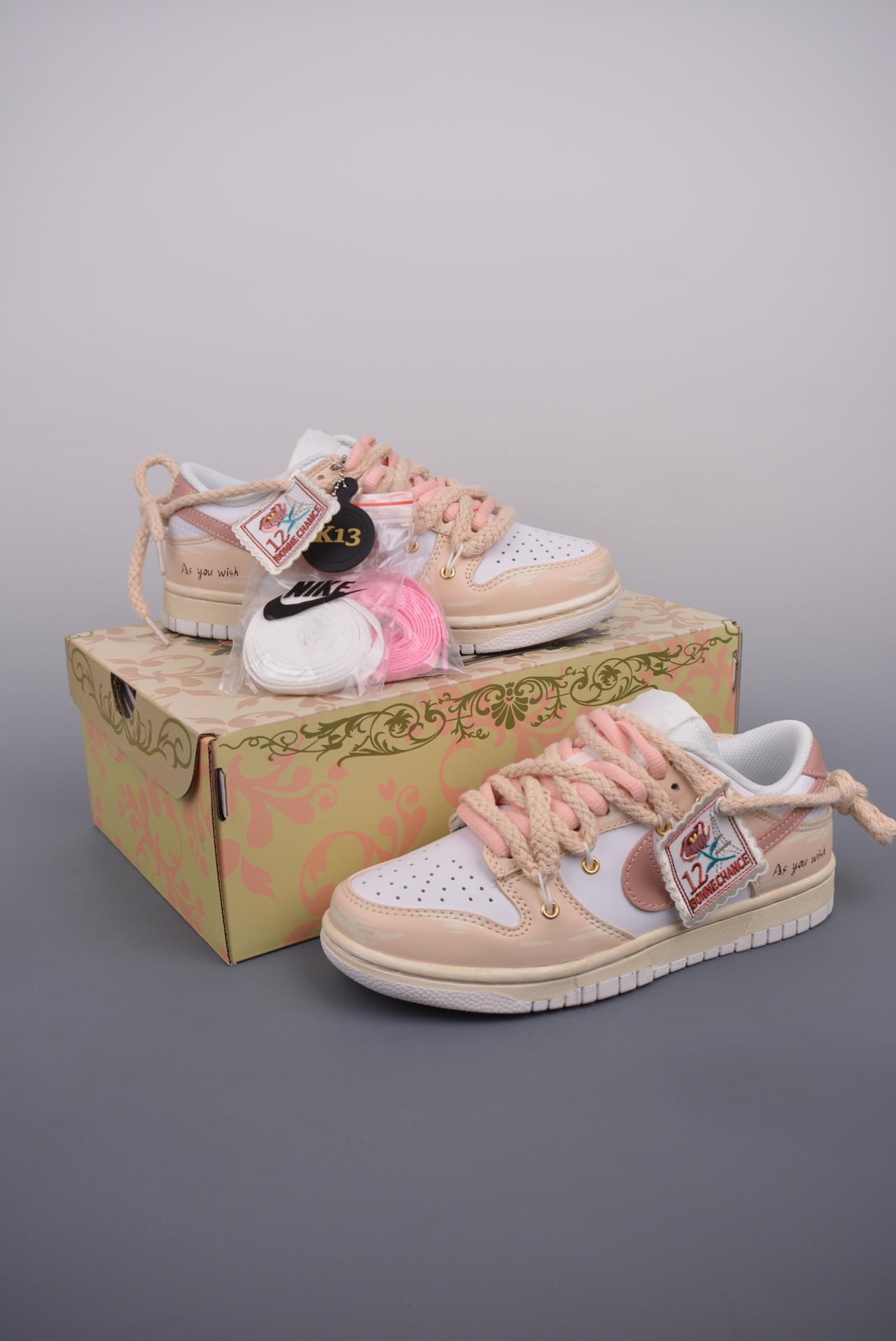 运动鞋, 解构, SB Dunk Low, Nike SB Dunk Low - Nike SB Dunk Low 做旧VIBE风 玫瑰布贴 解构抽绳鞋带 纯原大厂出品 极力推荐 原装头层材料 独家版型蒸餾加工
帶來的是更好的视觉和脚感体验 大厂纯原品质出货 清洁度  电绣工艺 皮料切割干净无任何毛边 细节完美
官方货号: DH9765 100HS 尺码：35.5 36 36.5 37.5 38 38.5 39 40