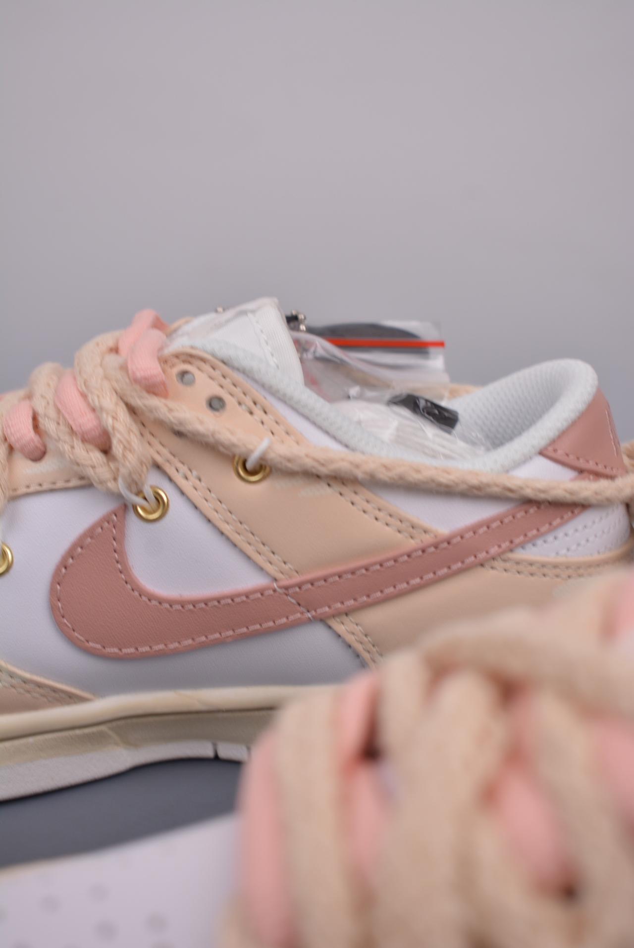 运动鞋, 解构, SB Dunk Low, Nike SB Dunk Low - Nike SB Dunk Low 做旧VIBE风 玫瑰布贴 解构抽绳鞋带 纯原大厂出品 极力推荐 原装头层材料 独家版型蒸餾加工
帶來的是更好的视觉和脚感体验 大厂纯原品质出货 清洁度  电绣工艺 皮料切割干净无任何毛边 细节完美
官方货号: DH9765 100HS 尺码：35.5 36 36.5 37.5 38 38.5 39 40