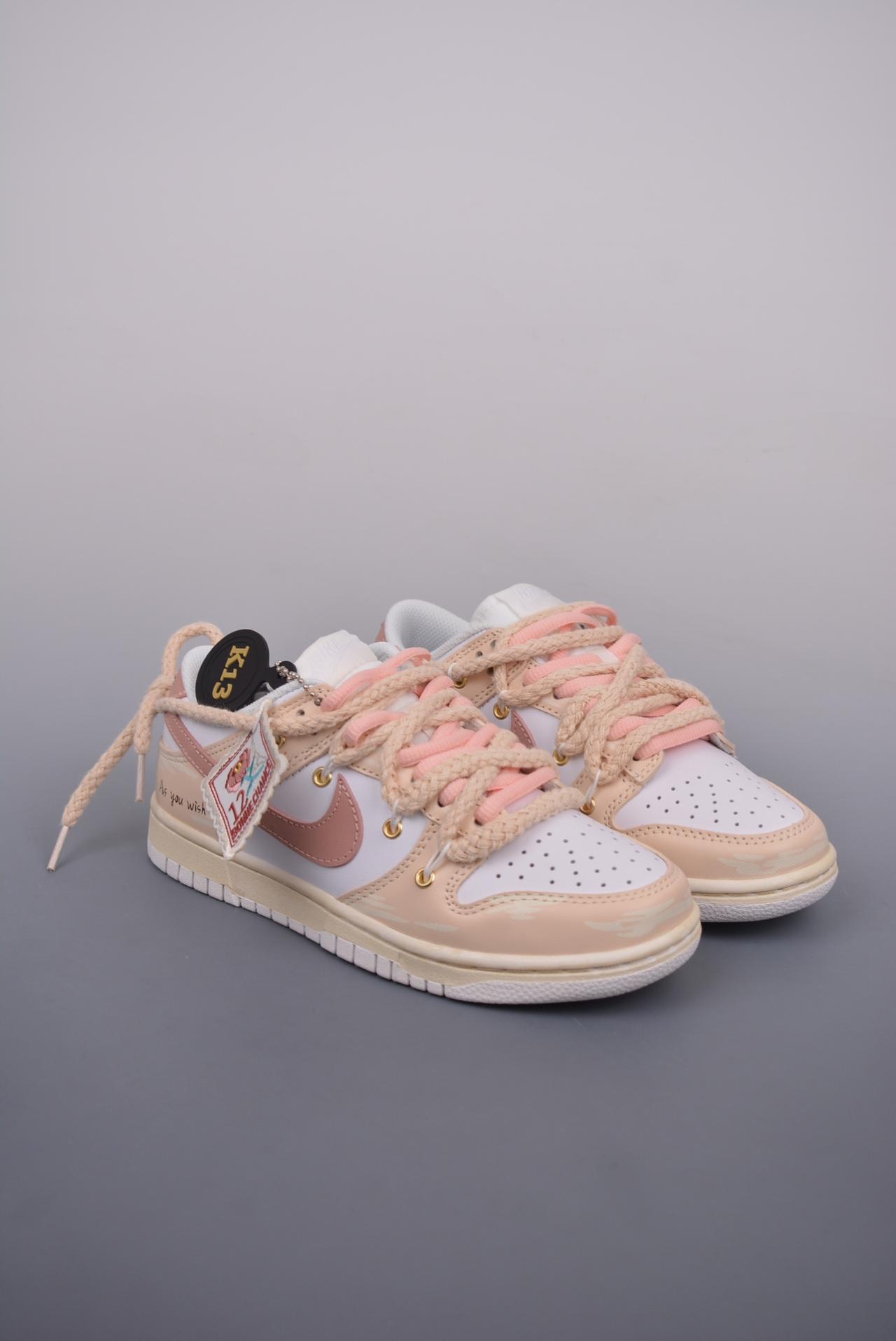 运动鞋, 解构, SB Dunk Low, Nike SB Dunk Low - Nike SB Dunk Low 做旧VIBE风 玫瑰布贴 解构抽绳鞋带 纯原大厂出品 极力推荐 原装头层材料 独家版型蒸餾加工
帶來的是更好的视觉和脚感体验 大厂纯原品质出货 清洁度  电绣工艺 皮料切割干净无任何毛边 细节完美
官方货号: DH9765 100HS 尺码：35.5 36 36.5 37.5 38 38.5 39 40