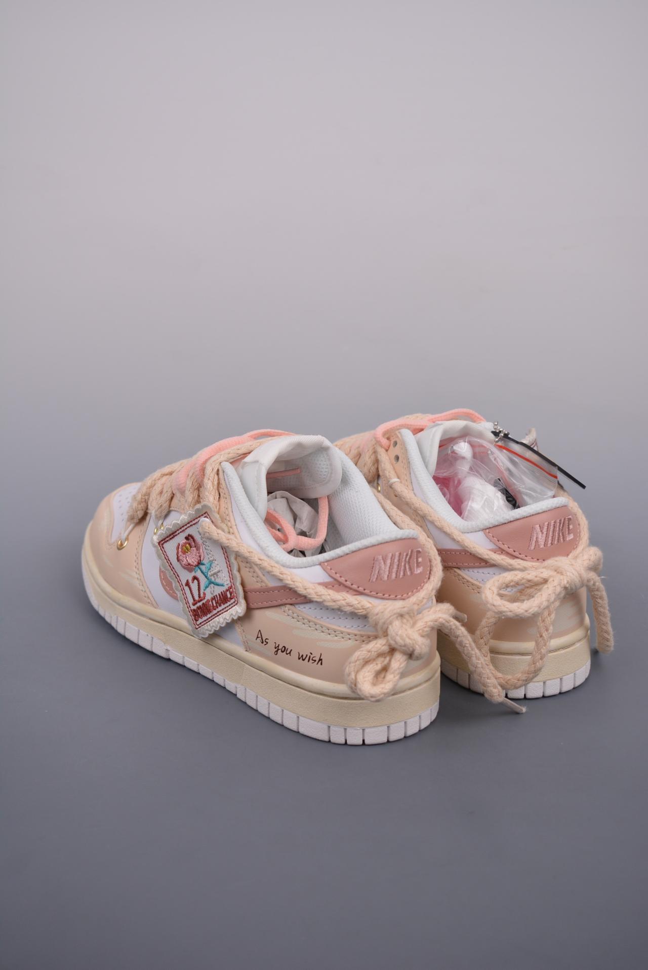 运动鞋, 解构, SB Dunk Low, Nike SB Dunk Low - Nike SB Dunk Low 做旧VIBE风 玫瑰布贴 解构抽绳鞋带 纯原大厂出品 极力推荐 原装头层材料 独家版型蒸餾加工
帶來的是更好的视觉和脚感体验 大厂纯原品质出货 清洁度  电绣工艺 皮料切割干净无任何毛边 细节完美
官方货号: DH9765 100HS 尺码：35.5 36 36.5 37.5 38 38.5 39 40