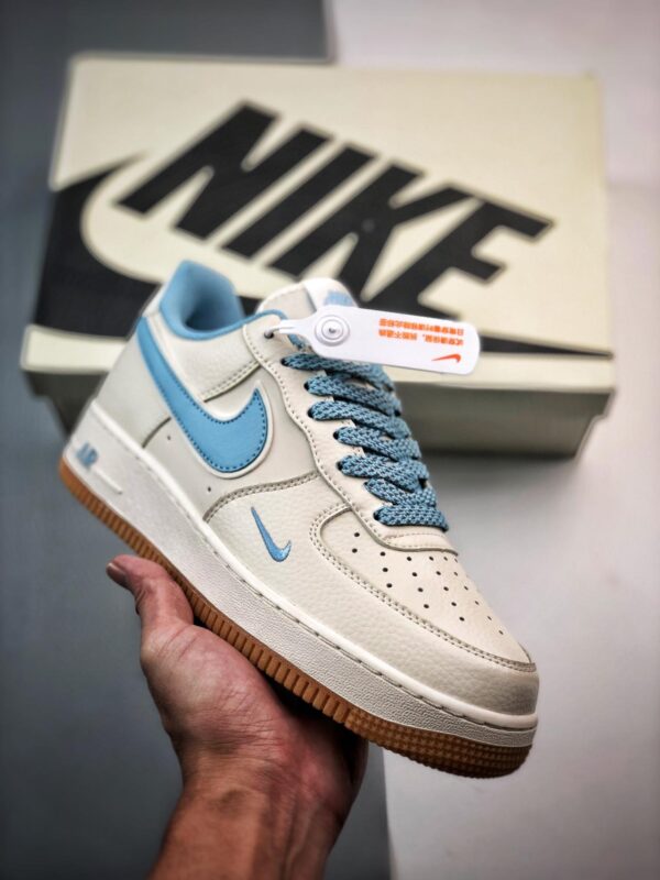 篮球鞋, 球鞋, 满天星, Nike Air Force 1 '07 Low, NIke Air Force 1 '07, Nike Air Force 1, Air Force 1 - Nike Air Force 1 '07 Low 白蓝满天星 鞋帮高度低帮 系列空军鞋 颜色白蓝 搭载全掌内置蜂窝气垫 货号：HD1689-108。品牌为Nike，鞋子类型为低帮篮球鞋，颜色为白蓝满天星，货号为HD1689-108。