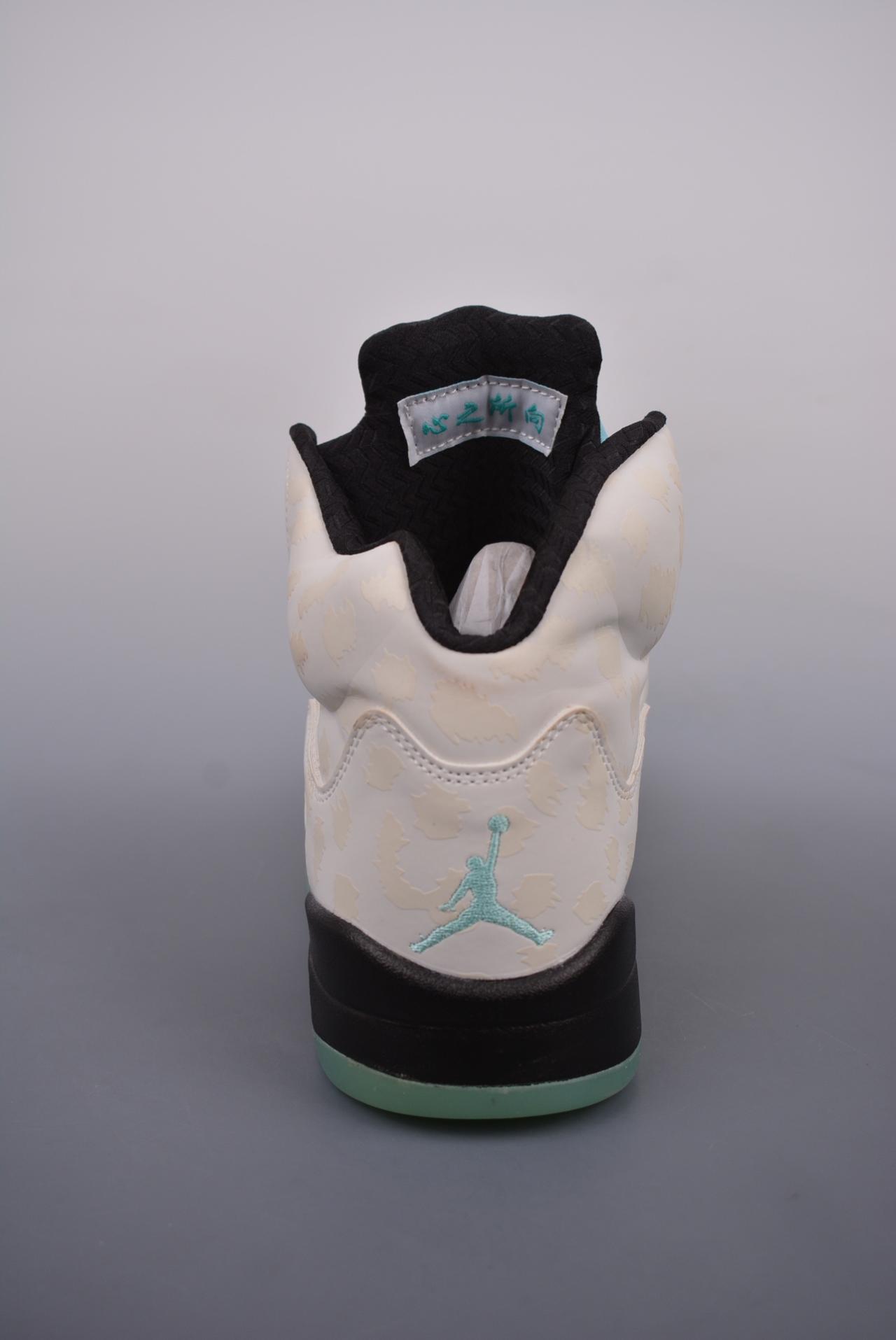 运动鞋, 服装, Air Jordan 5 - Air Jordan 5 Retro 乔丹5 复刻薄荷绿 纯原大厂出品 
Air Jordan AJ5 Retro 原楦原纸板 
官方货号: CN2932 100MG
尺码：36 36.5 37.5 38 38.5 39 40 40.5 41 42 42.5 43 44 44.5 45 45.5 46 47.5