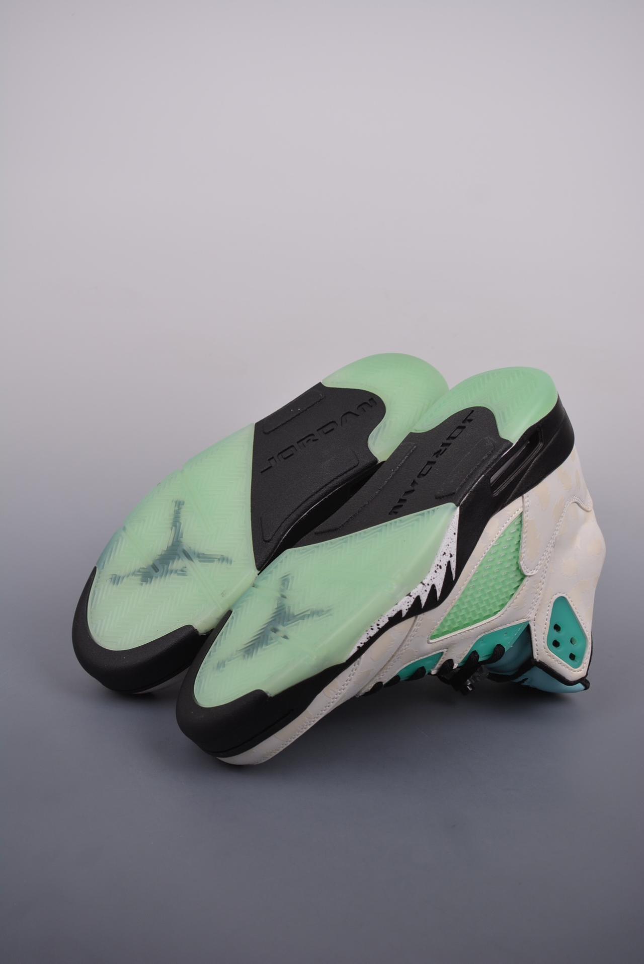 运动鞋, 服装, Air Jordan 5 - Air Jordan 5 Retro 乔丹5 复刻薄荷绿 纯原大厂出品 
Air Jordan AJ5 Retro 原楦原纸板 
官方货号: CN2932 100MG
尺码：36 36.5 37.5 38 38.5 39 40 40.5 41 42 42.5 43 44 44.5 45 45.5 46 47.5