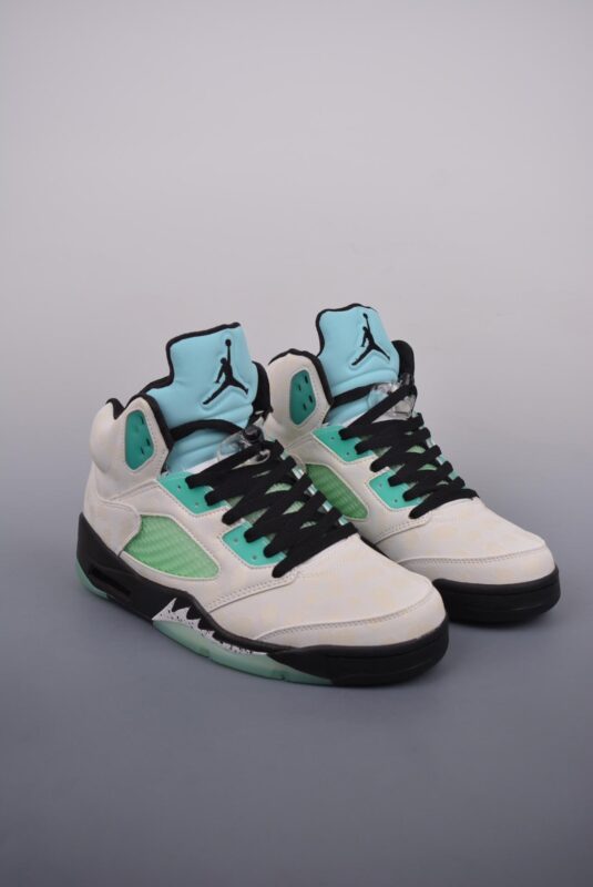 运动鞋, 服装, Air Jordan 5 - Air Jordan 5 Retro 乔丹5 复刻薄荷绿 纯原大厂出品 
Air Jordan AJ5 Retro 原楦原纸板 
官方货号: CN2932 100MG
尺码：36 36.5 37.5 38 38.5 39 40 40.5 41 42 42.5 43 44 44.5 45 45.5 46 47.5