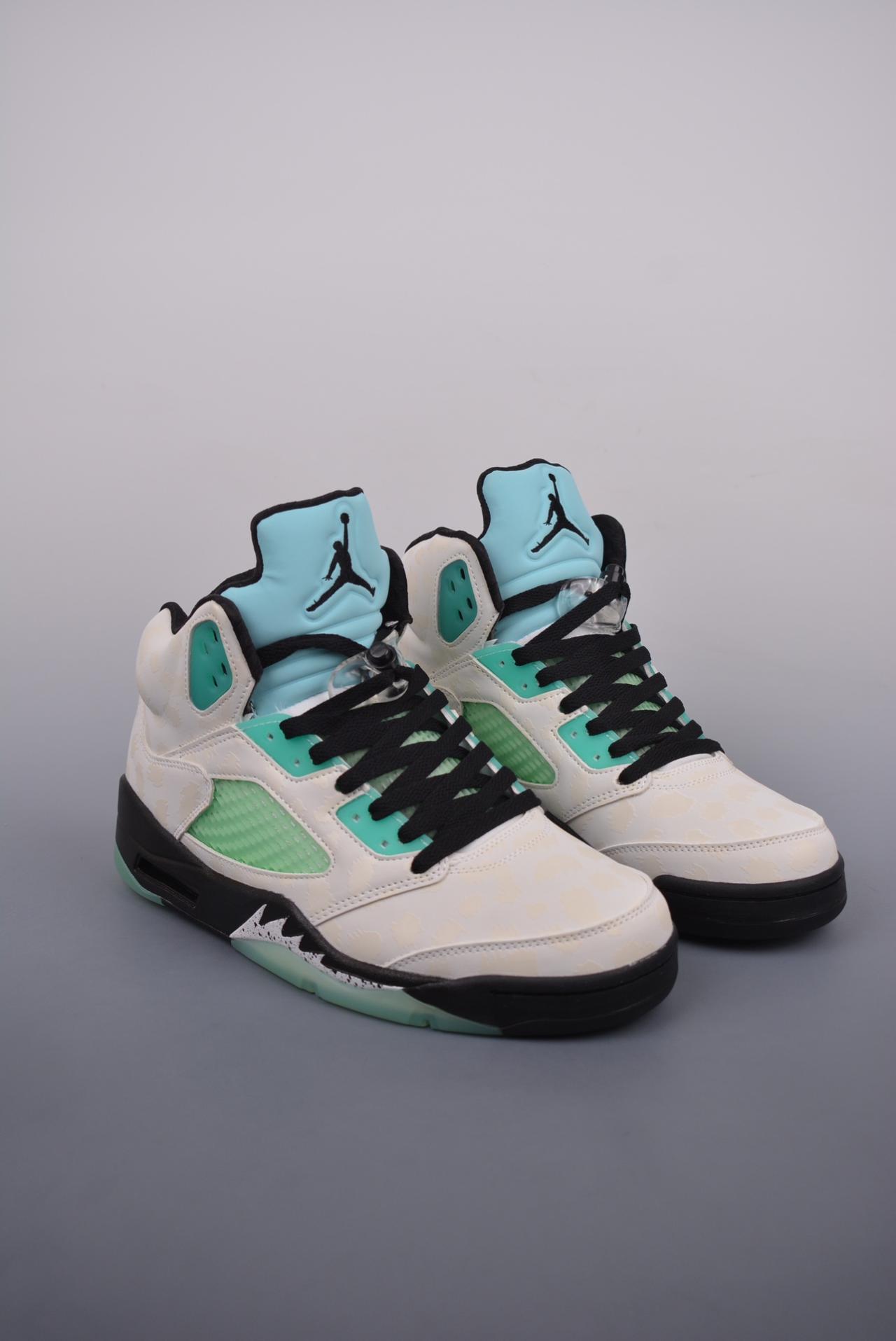 运动鞋, 服装, Air Jordan 5 - Air Jordan 5 Retro 乔丹5 复刻薄荷绿 纯原大厂出品 
Air Jordan AJ5 Retro 原楦原纸板 
官方货号: CN2932 100MG
尺码：36 36.5 37.5 38 38.5 39 40 40.5 41 42 42.5 43 44 44.5 45 45.5 46 47.5