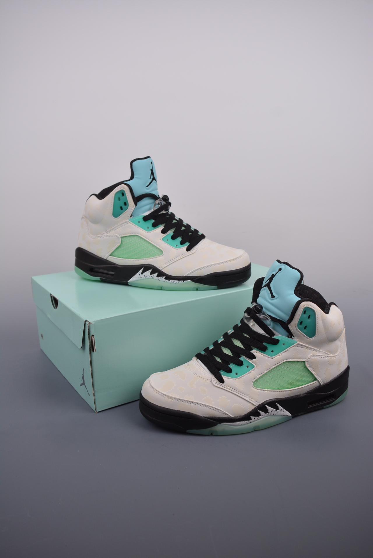 运动鞋, 服装, Air Jordan 5 - Air Jordan 5 Retro 乔丹5 复刻薄荷绿 纯原大厂出品 
Air Jordan AJ5 Retro 原楦原纸板 
官方货号: CN2932 100MG
尺码：36 36.5 37.5 38 38.5 39 40 40.5 41 42 42.5 43 44 44.5 45 45.5 46 47.5