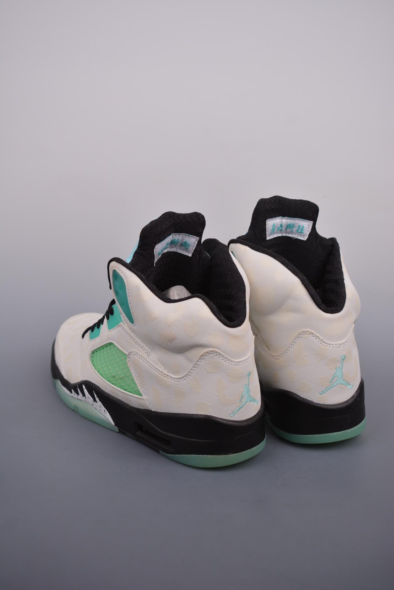 运动鞋, 服装, Air Jordan 5 - Air Jordan 5 Retro 乔丹5 复刻薄荷绿 纯原大厂出品 
Air Jordan AJ5 Retro 原楦原纸板 
官方货号: CN2932 100MG
尺码：36 36.5 37.5 38 38.5 39 40 40.5 41 42 42.5 43 44 44.5 45 45.5 46 47.5