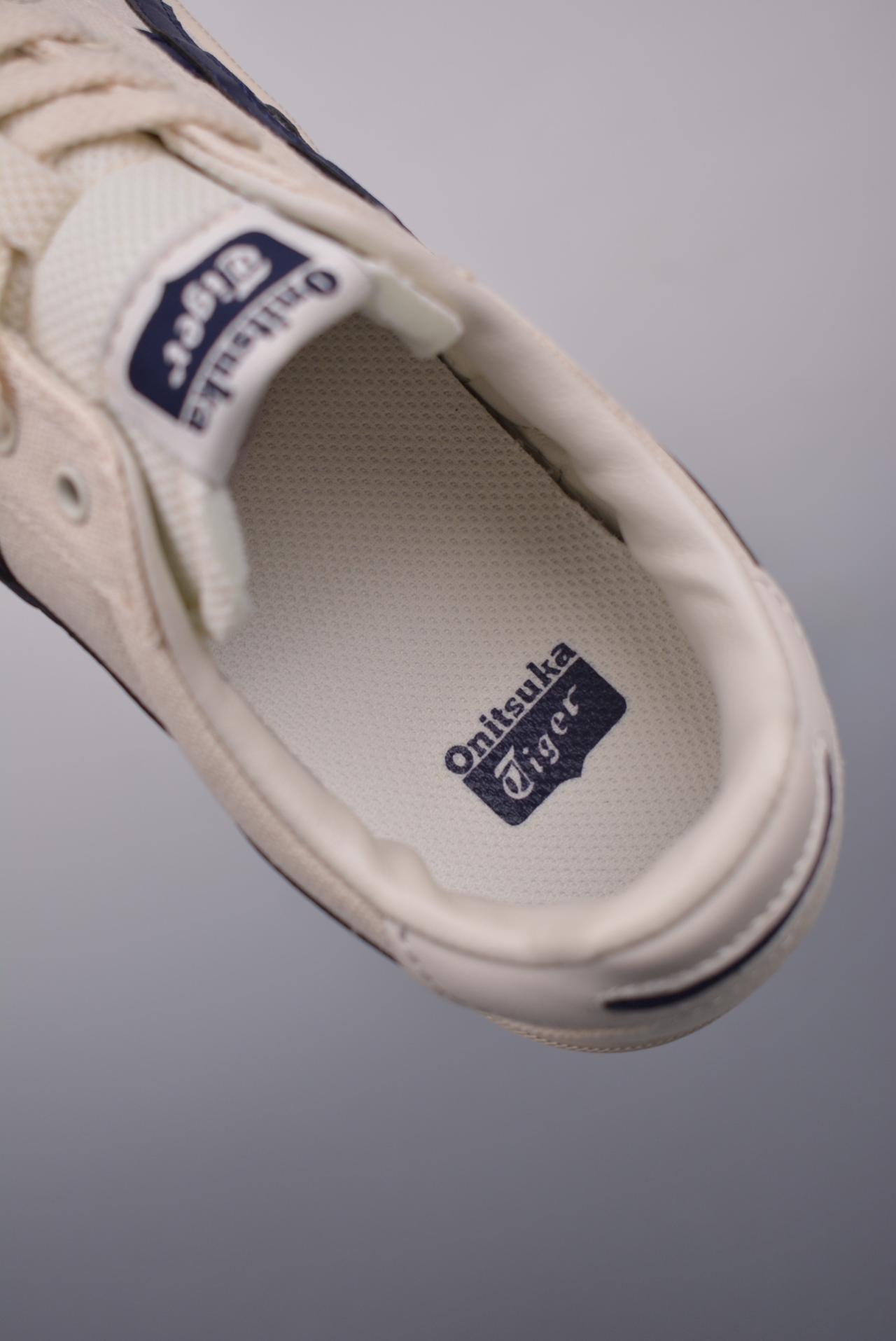 跑鞋 - Onitsuka Tiger Tokuten 低帮休闲跑鞋 鬼塚虎 布面 T-TOE前足补强设计 室内鞋的橡胶大底元素 长靴 黑白色 货号: 1183A862 201HLD 尺码: 36-45