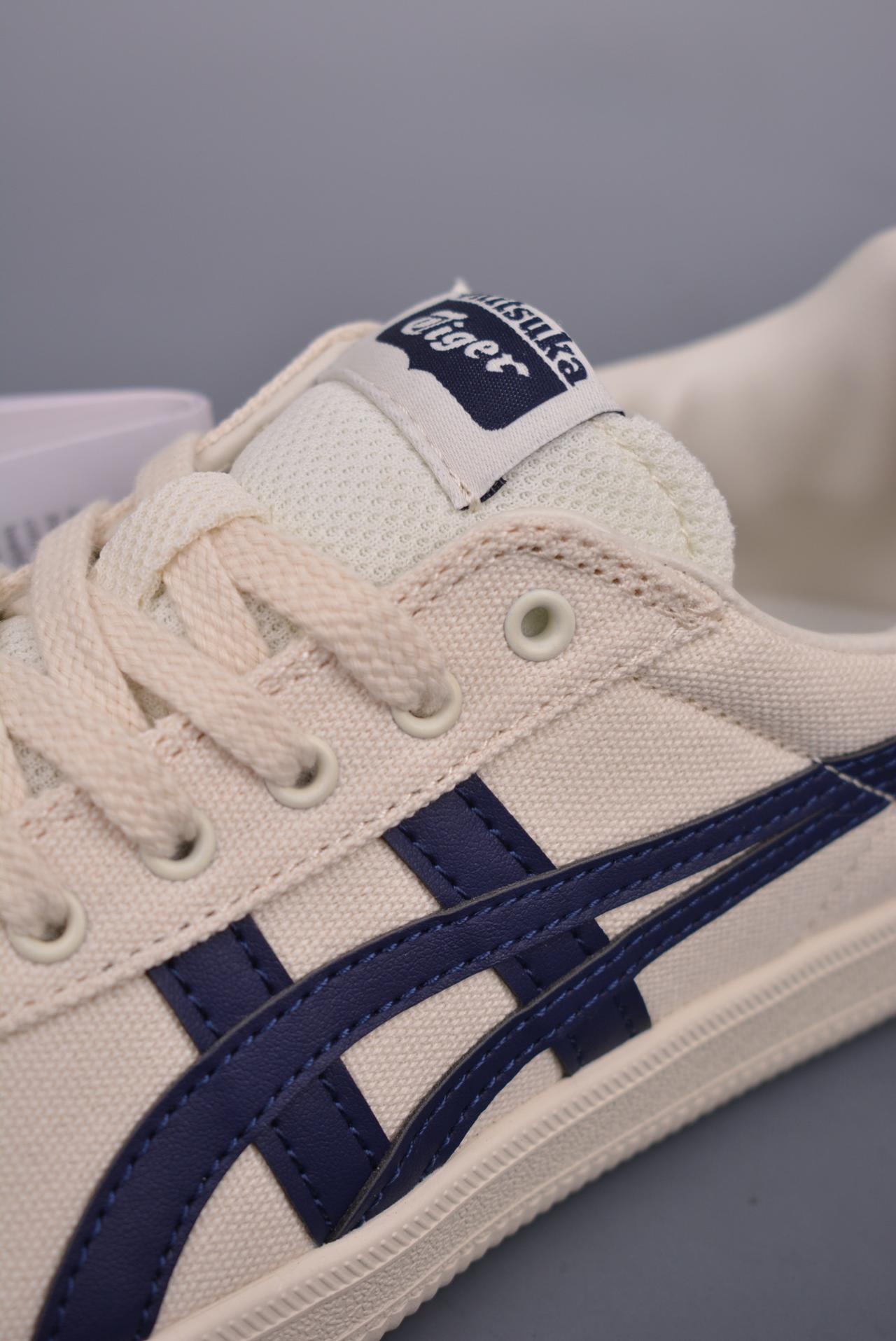 跑鞋 - Onitsuka Tiger Tokuten 低帮休闲跑鞋 鬼塚虎 布面 T-TOE前足补强设计 室内鞋的橡胶大底元素 长靴 黑白色 货号: 1183A862 201HLD 尺码: 36-45
