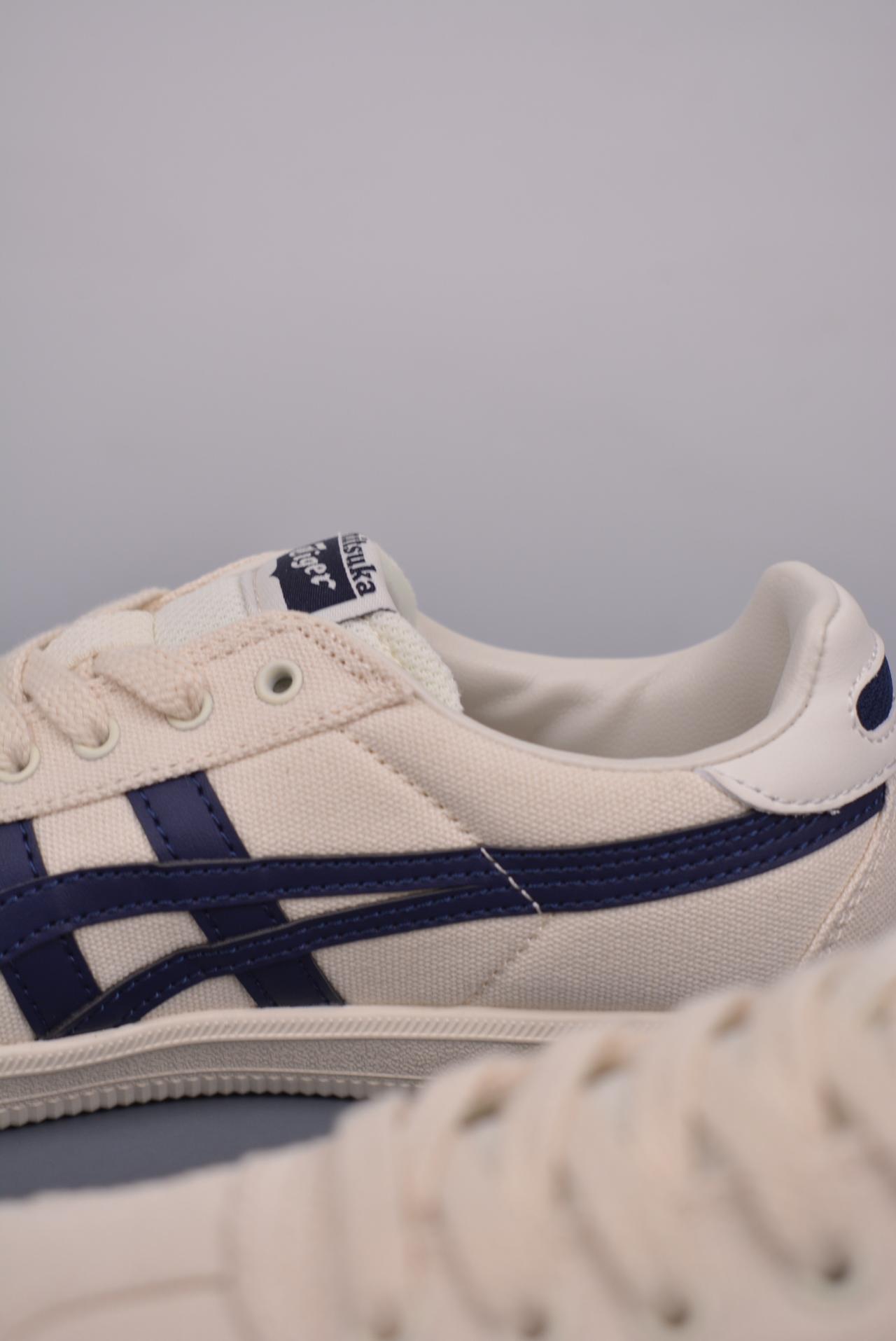 跑鞋 - Onitsuka Tiger Tokuten 低帮休闲跑鞋 鬼塚虎 布面 T-TOE前足补强设计 室内鞋的橡胶大底元素 长靴 黑白色 货号: 1183A862 201HLD 尺码: 36-45