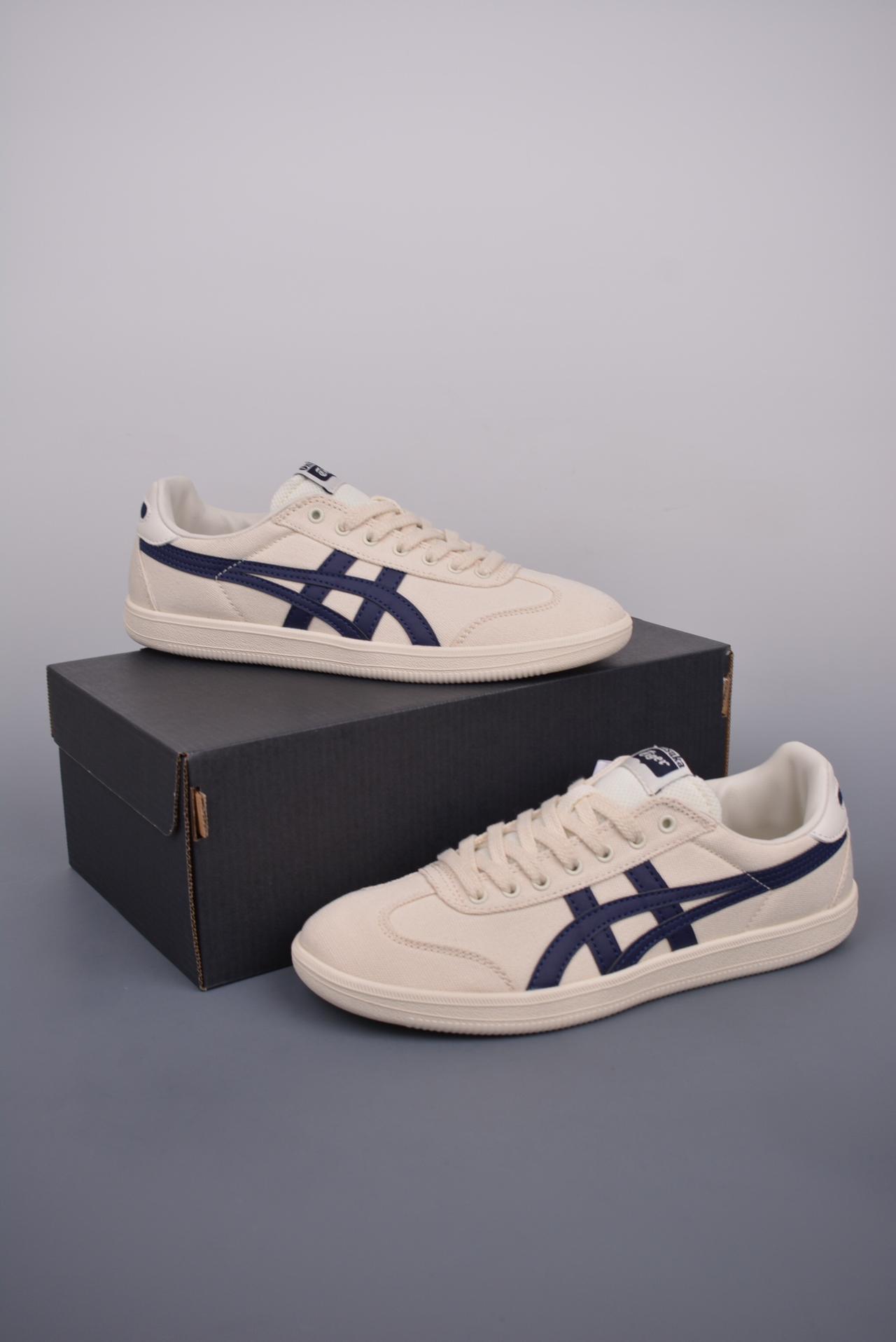 跑鞋 - Onitsuka Tiger Tokuten 低帮休闲跑鞋 鬼塚虎 布面 T-TOE前足补强设计 室内鞋的橡胶大底元素 长靴 黑白色 货号: 1183A862 201HLD 尺码: 36-45