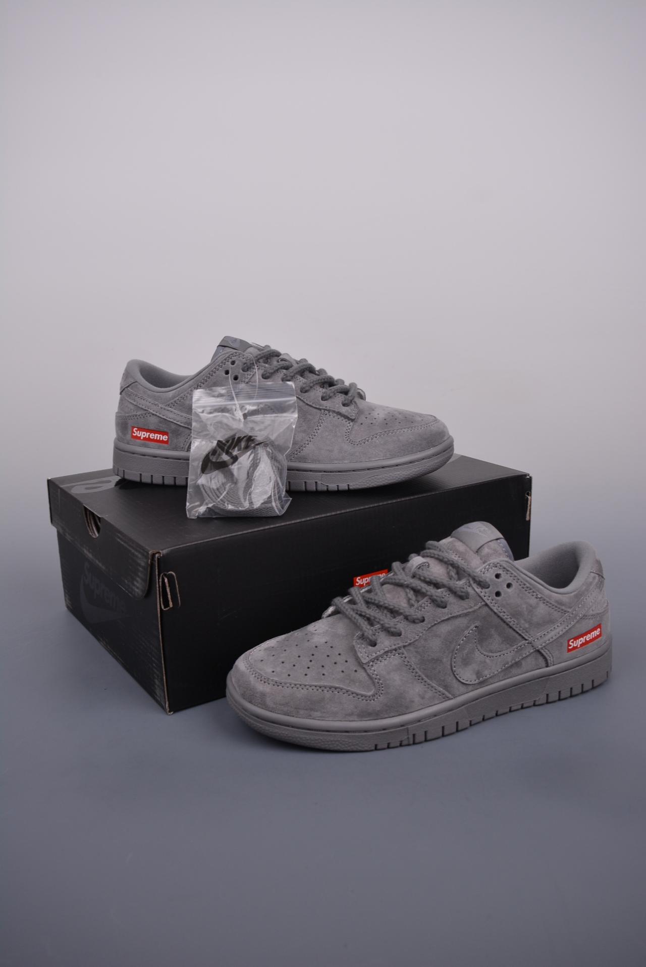 SB Dunk Low, Nike SB Dunk Low, Nike, Dunk Low, Dunk - Nike SB Dunk Low Suprene 联名 鞋子类型：低帮鞋 鞋帮高度：低帮 货号：FC1688 121JS
