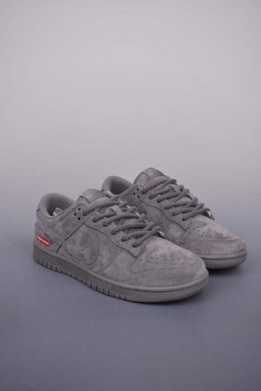 SB Dunk Low, Nike SB Dunk Low, Nike, Dunk Low, Dunk - Nike SB Dunk Low Suprene 联名 鞋子类型：低帮鞋 鞋帮高度：低帮 货号：FC1688 121JS
