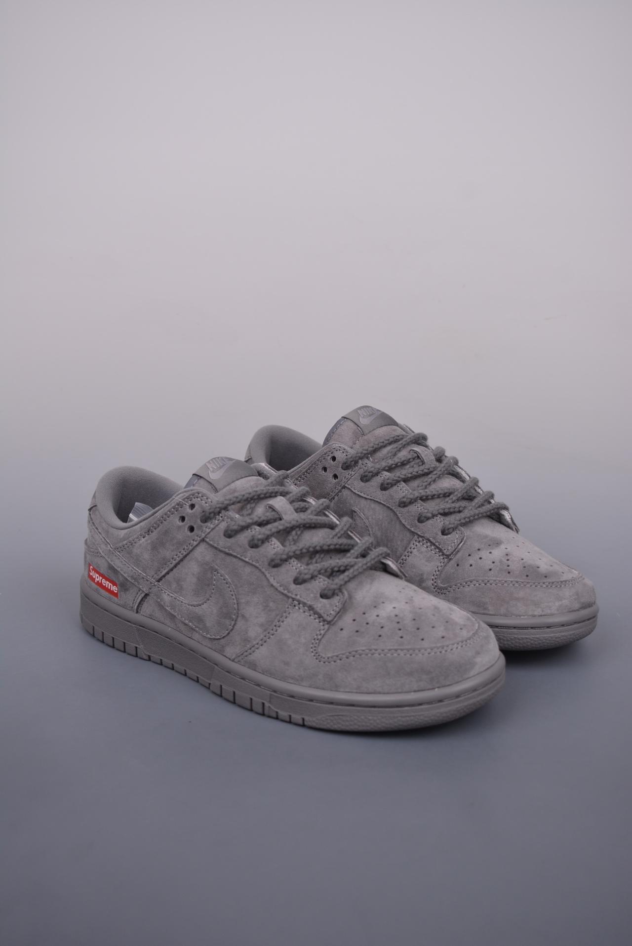 SB Dunk Low, Nike SB Dunk Low, Nike, Dunk Low, Dunk - Nike SB Dunk Low Suprene 联名 鞋子类型：低帮鞋 鞋帮高度：低帮 货号：FC1688 121JS