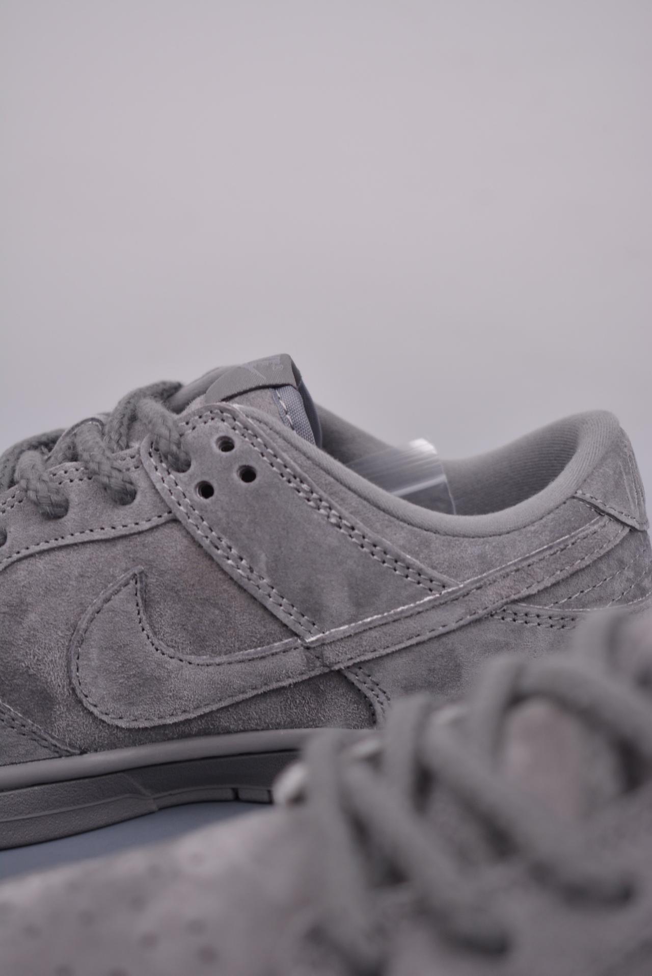 SB Dunk Low, Nike SB Dunk Low, Nike, Dunk Low, Dunk - Nike SB Dunk Low Suprene 联名 鞋子类型：低帮鞋 鞋帮高度：低帮 货号：FC1688 121JS