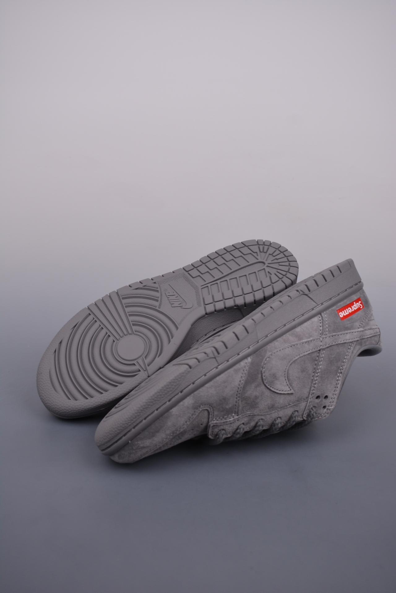SB Dunk Low, Nike SB Dunk Low, Nike, Dunk Low, Dunk - Nike SB Dunk Low Suprene 联名 鞋子类型：低帮鞋 鞋帮高度：低帮 货号：FC1688 121JS