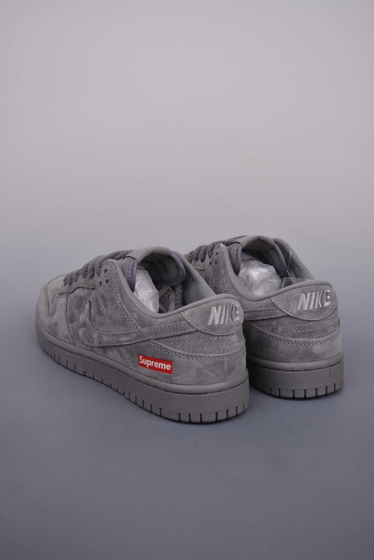 SB Dunk Low, Nike SB Dunk Low, Nike, Dunk Low, Dunk - Nike SB Dunk Low Suprene 联名 鞋子类型：低帮鞋 鞋帮高度：低帮 货号：FC1688 121JS