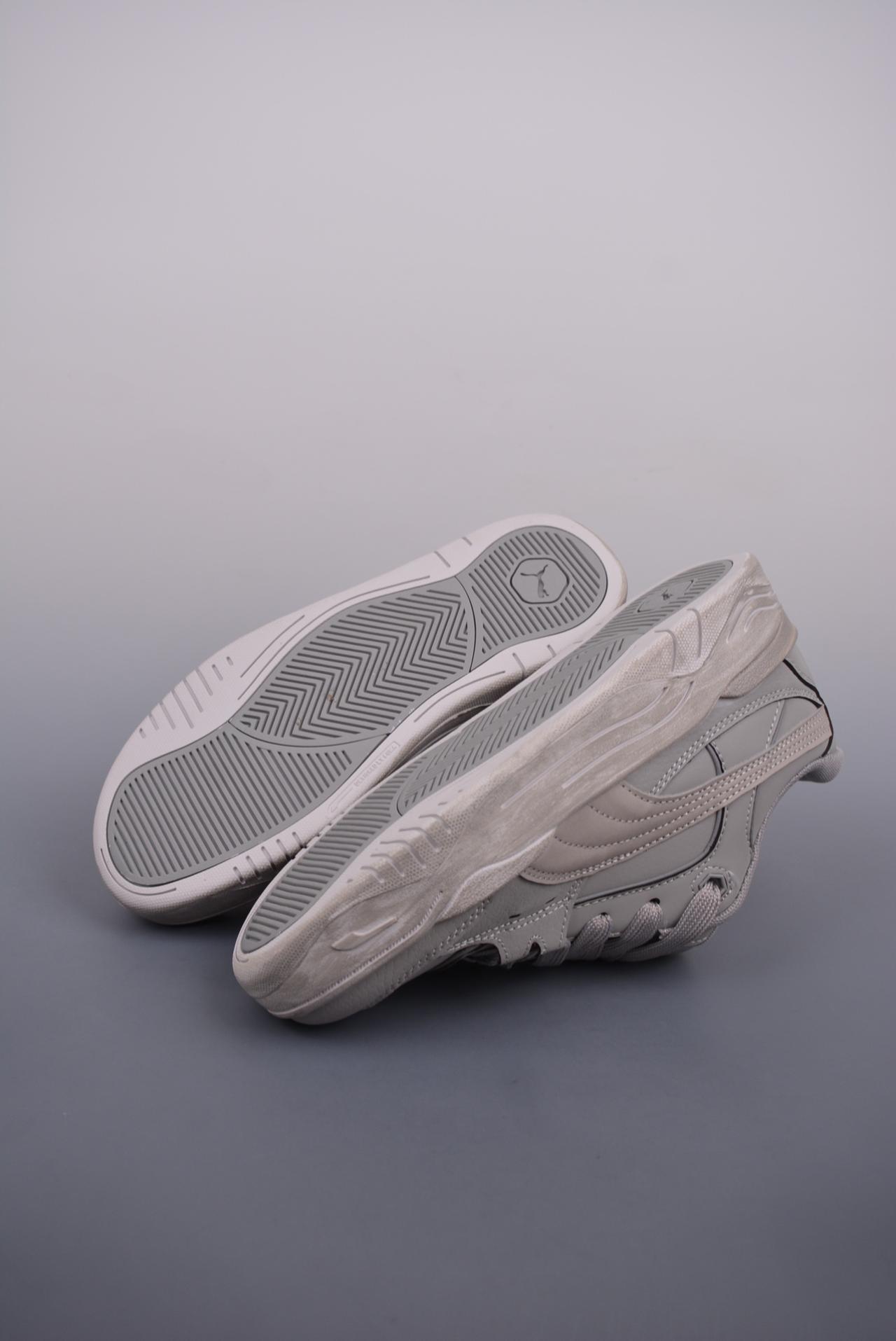 运动鞋, 板鞋, 休闲板鞋, PUMA - PUMA  Night Rider
彪马 防滑耐磨低帮休闲板鞋
设计灵感源自90及00一代的滑板运动文化
简约又不失设计巧思的帅气风格让它轻松驾驭日常休闲或滑板场合
运动兼具匠心 细节彰显品质
衬垫边缘以提供支撑和灵活性
强化鞋头以承受持续的磨损
耐磨性强 稳定性高 抓地更牢 不易打滑
官方货号: 390738 01LF
尺码: 35 36 36.5 37.5 38 38.5 39 40 40.5 41 42 42.5 43 44 45
