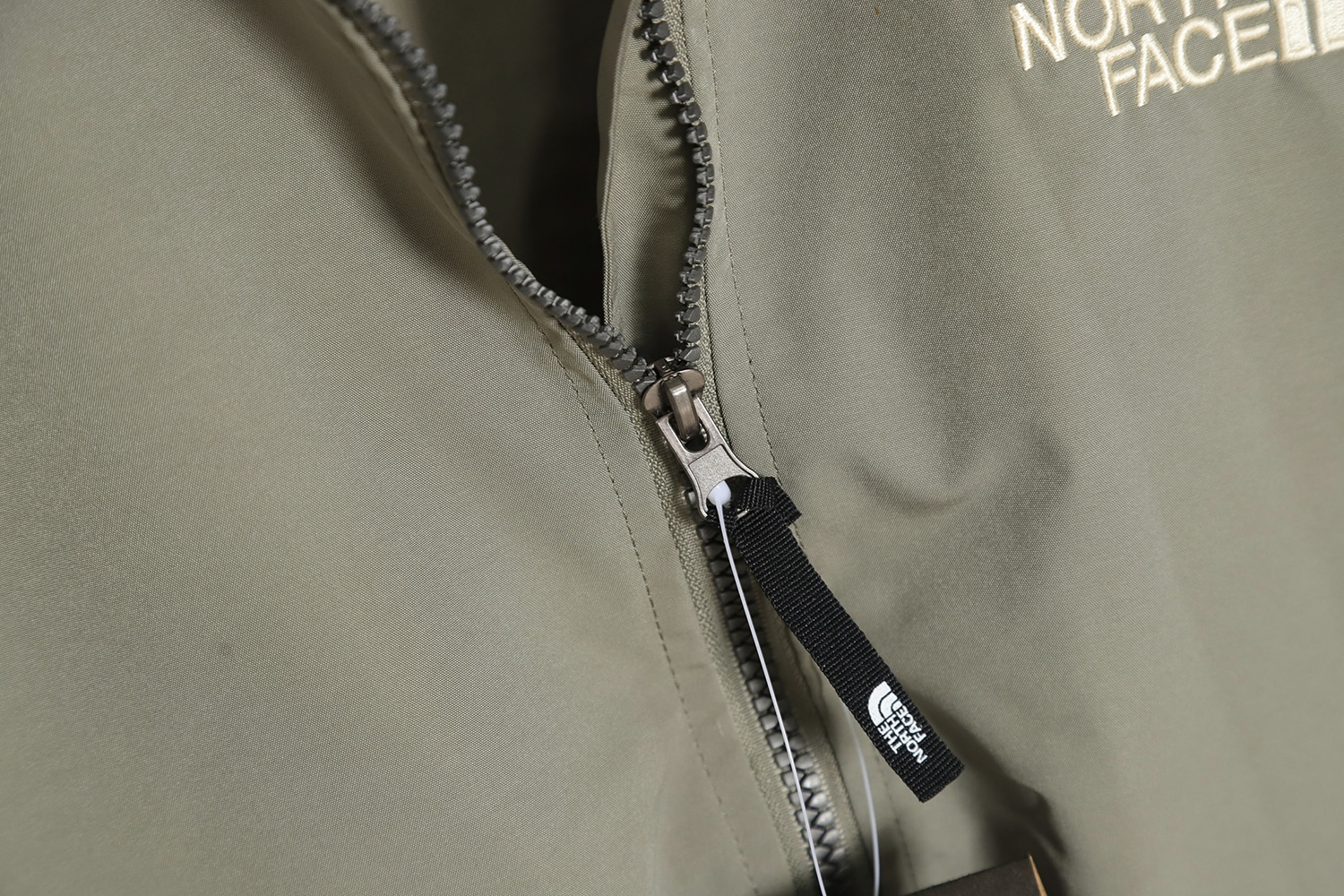 The North Face 纯色运动飞行员夹克 The North Face 纯色运动飞行员夹克