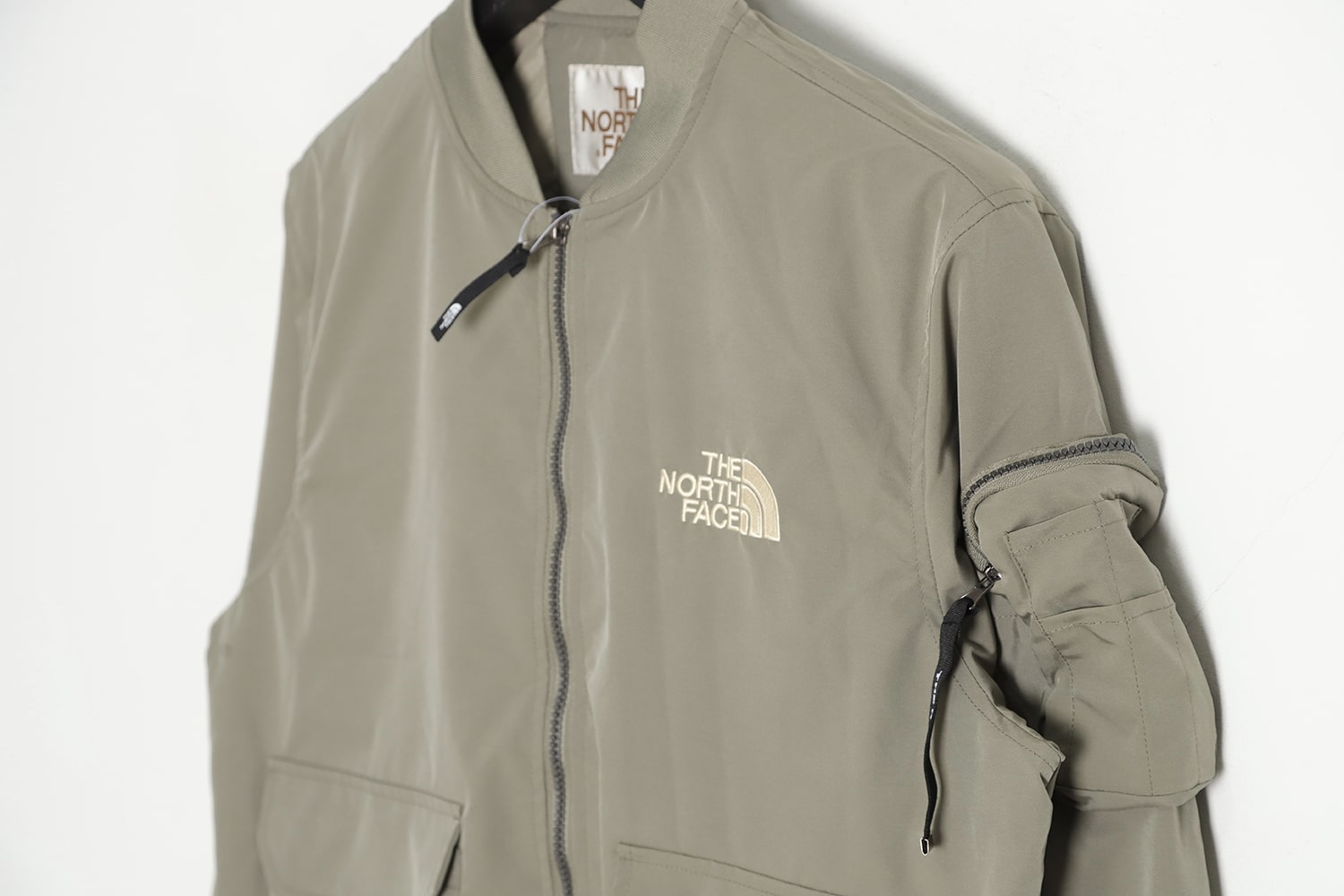 The North Face 纯色运动飞行员夹克 The North Face 纯色运动飞行员夹克