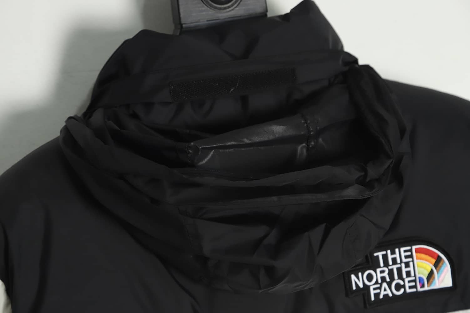The North Face 22 秋冬 1996 复古 Nuptse Pride 夹克 700 Puff 彩虹标志刺绣立领拉链羽绒服 The North Face 22 秋冬 1996 复古 Nuptse Pride 夹克 700 Puff 彩虹标志刺绣立领拉链羽绒服