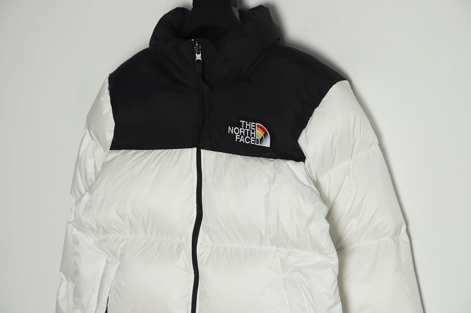 The North Face 22 秋冬 1996 复古 Nuptse Pride 夹克 700 Puff 彩虹标志刺绣立领拉链羽绒服 The North Face 22 秋冬 1996 复古 Nuptse Pride 夹克 700 Puff 彩虹标志刺绣立领拉链羽绒服
