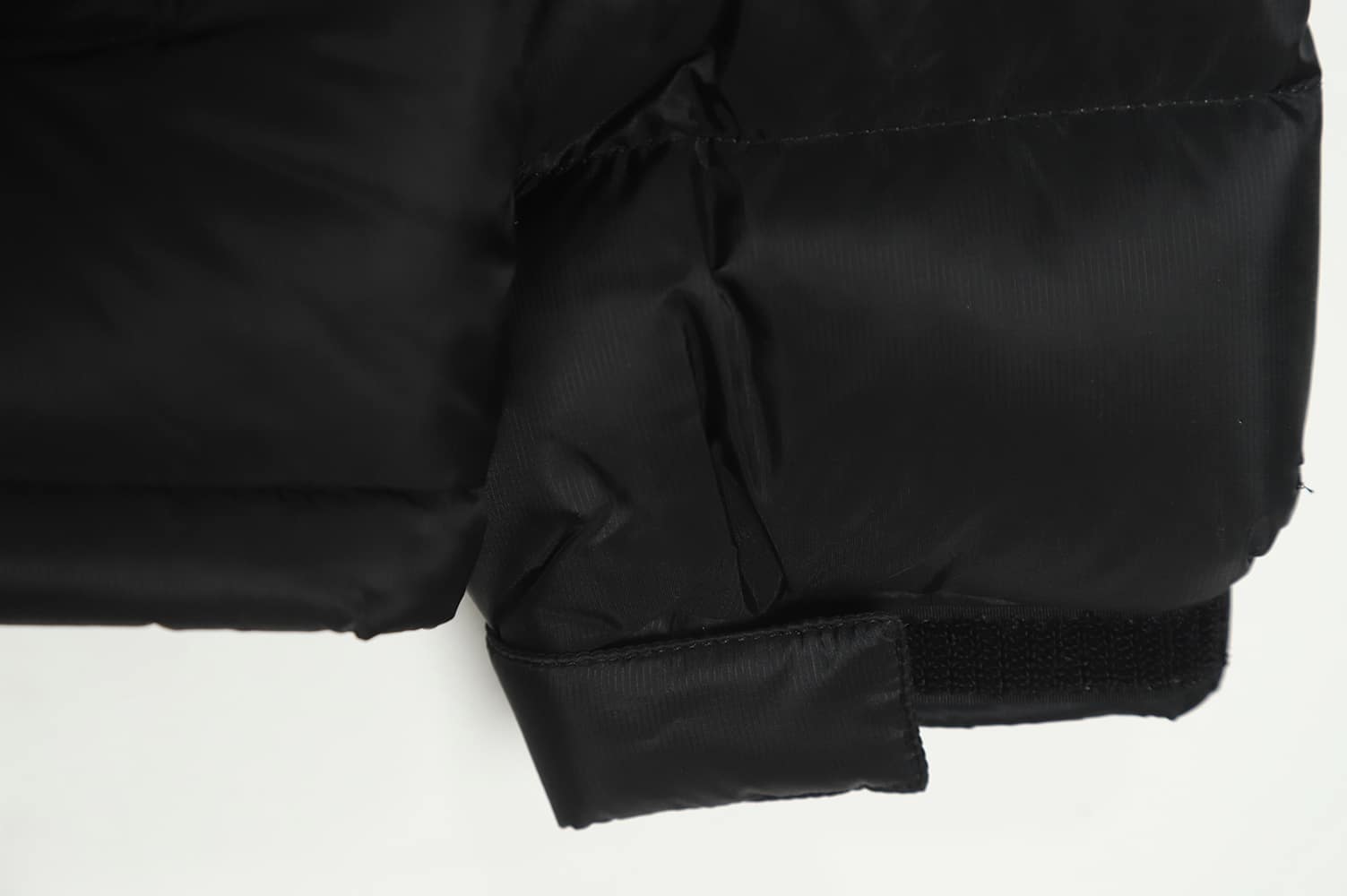 The North Face FW22 1996 复古 Nuptse Pride 夹克 700 Puff 彩虹标志刺绣立领拉链羽绒服 TSK1 The North Face FW22 1996 复古 Nuptse Pride 夹克 700 Puff 彩虹标志刺绣立领拉链羽绒服 TSK1