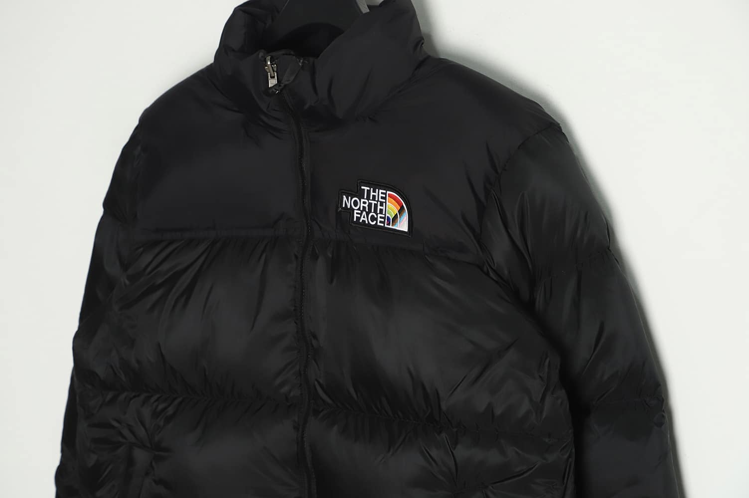 The North Face FW22 1996 复古 Nuptse Pride 夹克 700 Puff 彩虹标志刺绣立领拉链羽绒服 TSK1 The North Face FW22 1996 复古 Nuptse Pride 夹克 700 Puff 彩虹标志刺绣立领拉链羽绒服 TSK1