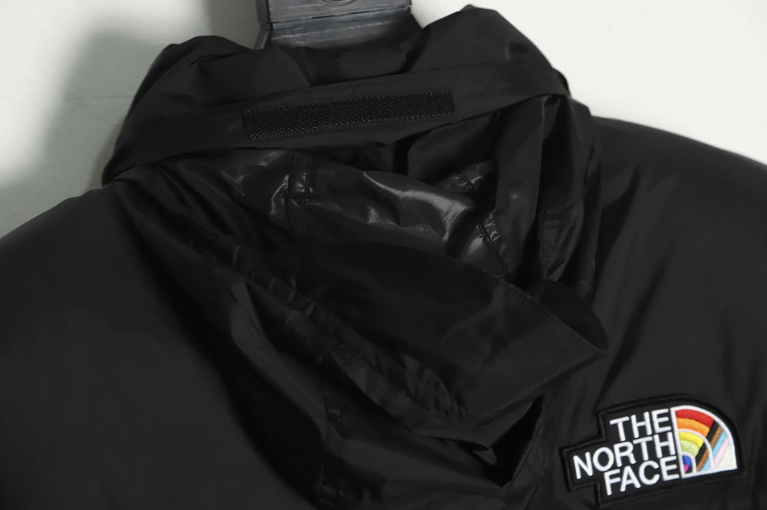 The North Face FW22 1996 复古 Nuptse Pride 夹克 700 Puff 彩虹标志刺绣立领拉链羽绒服 TSK1 The North Face FW22 1996 复古 Nuptse Pride 夹克 700 Puff 彩虹标志刺绣立领拉链羽绒服 TSK1