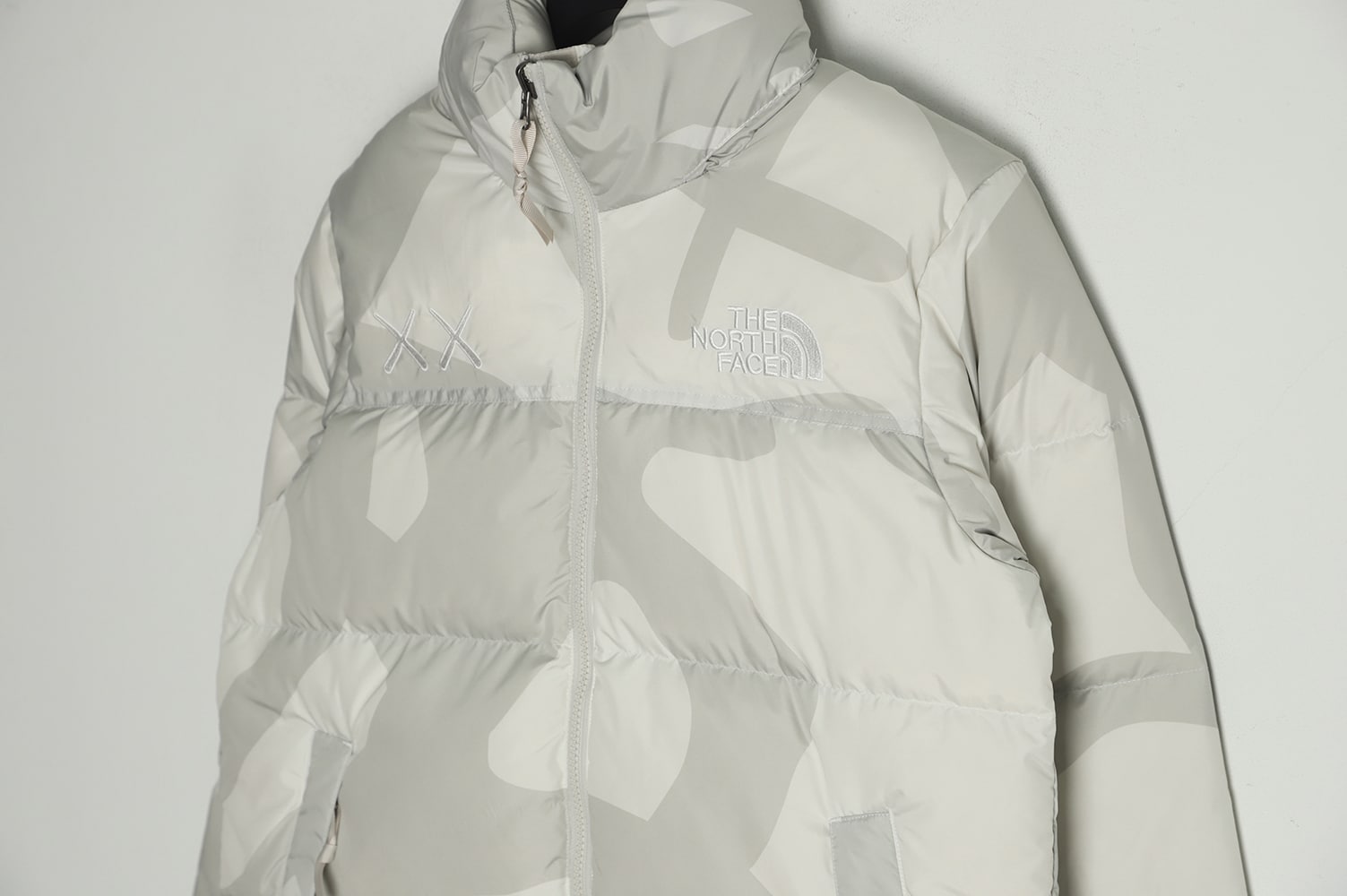 The North Face KAWS 联名 1996 美版羽绒服 The North Face KAWS 联名 1996 美版羽绒服