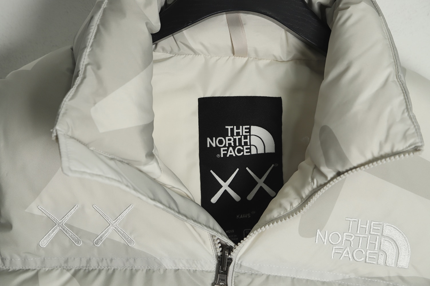 The North Face KAWS 联名 1996 美版羽绒服 The North Face KAWS 联名 1996 美版羽绒服
