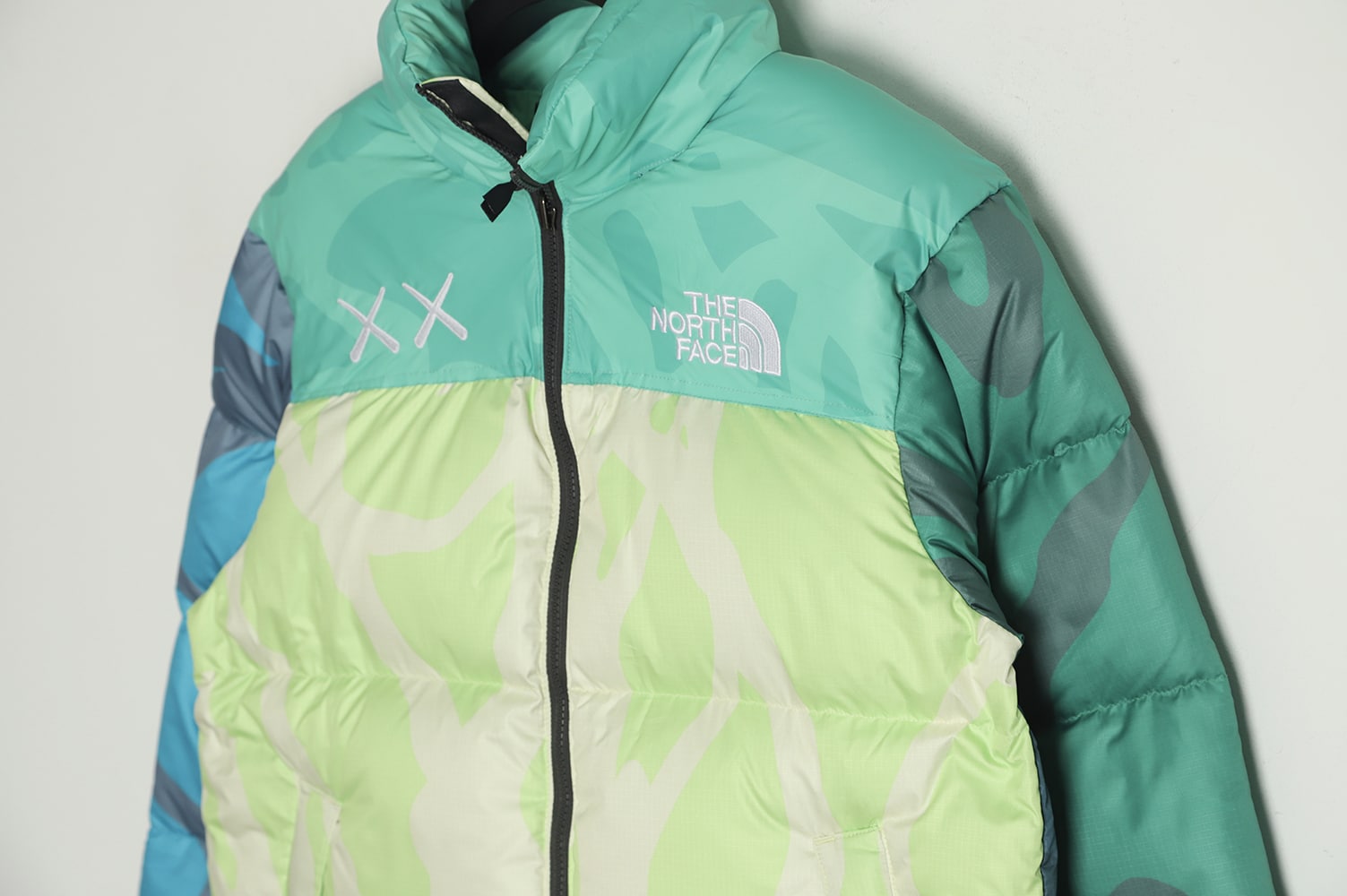 The North Face KAWS 联名 1996 美版羽绒服 TSK3 The North Face KAWS 联名 1996 美版羽绒服 TSK3
