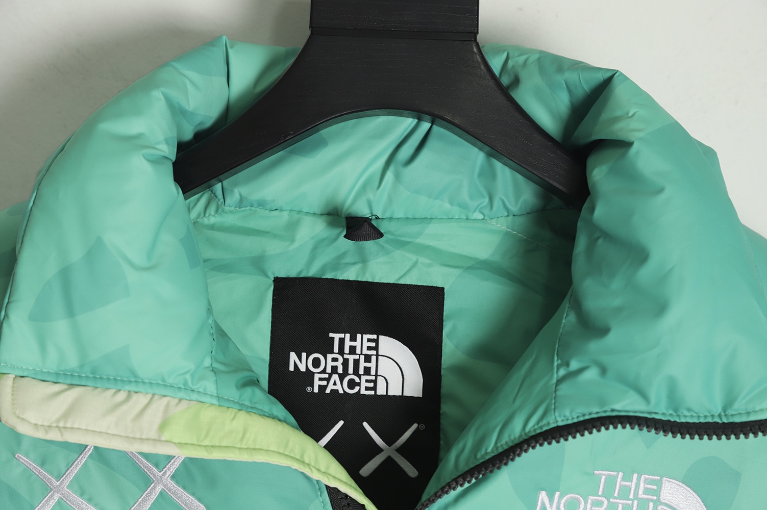 The North Face KAWS 联名 1996 美版羽绒服 TSK3 The North Face KAWS 联名 1996 美版羽绒服 TSK3