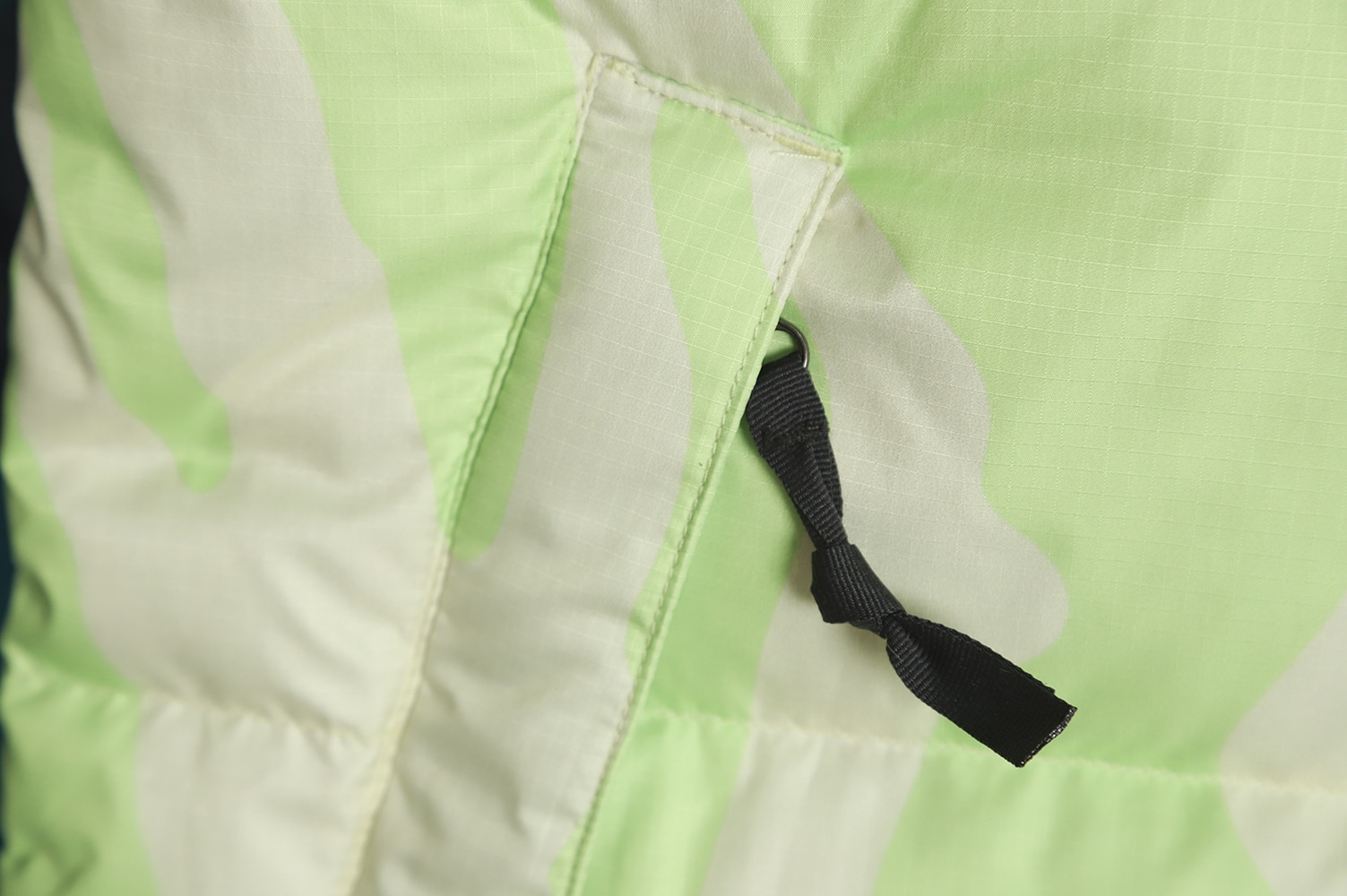 The North Face KAWS 联名 1996 美版羽绒服 TSK3 The North Face KAWS 联名 1996 美版羽绒服 TSK3