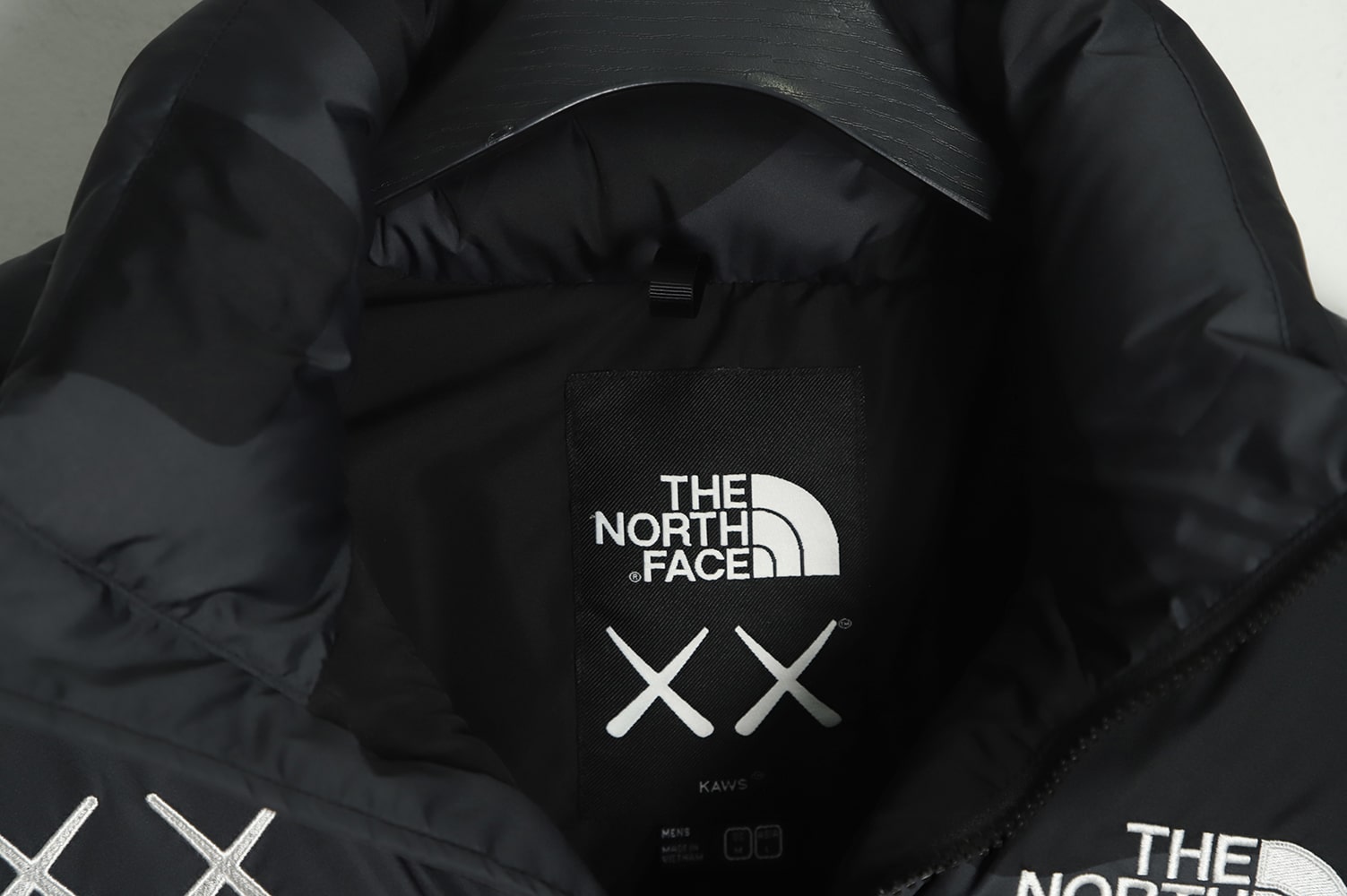 The North Face KAWS 联名 1996 美版羽绒服 TSK1 The North Face KAWS 联名 1996 美版羽绒服 TSK1