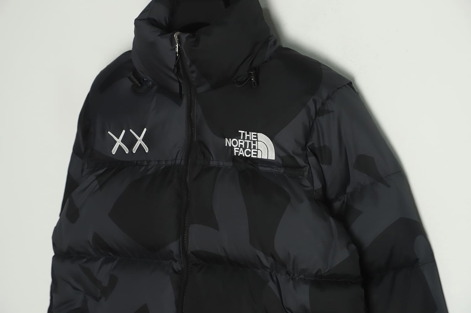 The North Face KAWS 联名 1996 美版羽绒服 TSK1 The North Face KAWS 联名 1996 美版羽绒服 TSK1