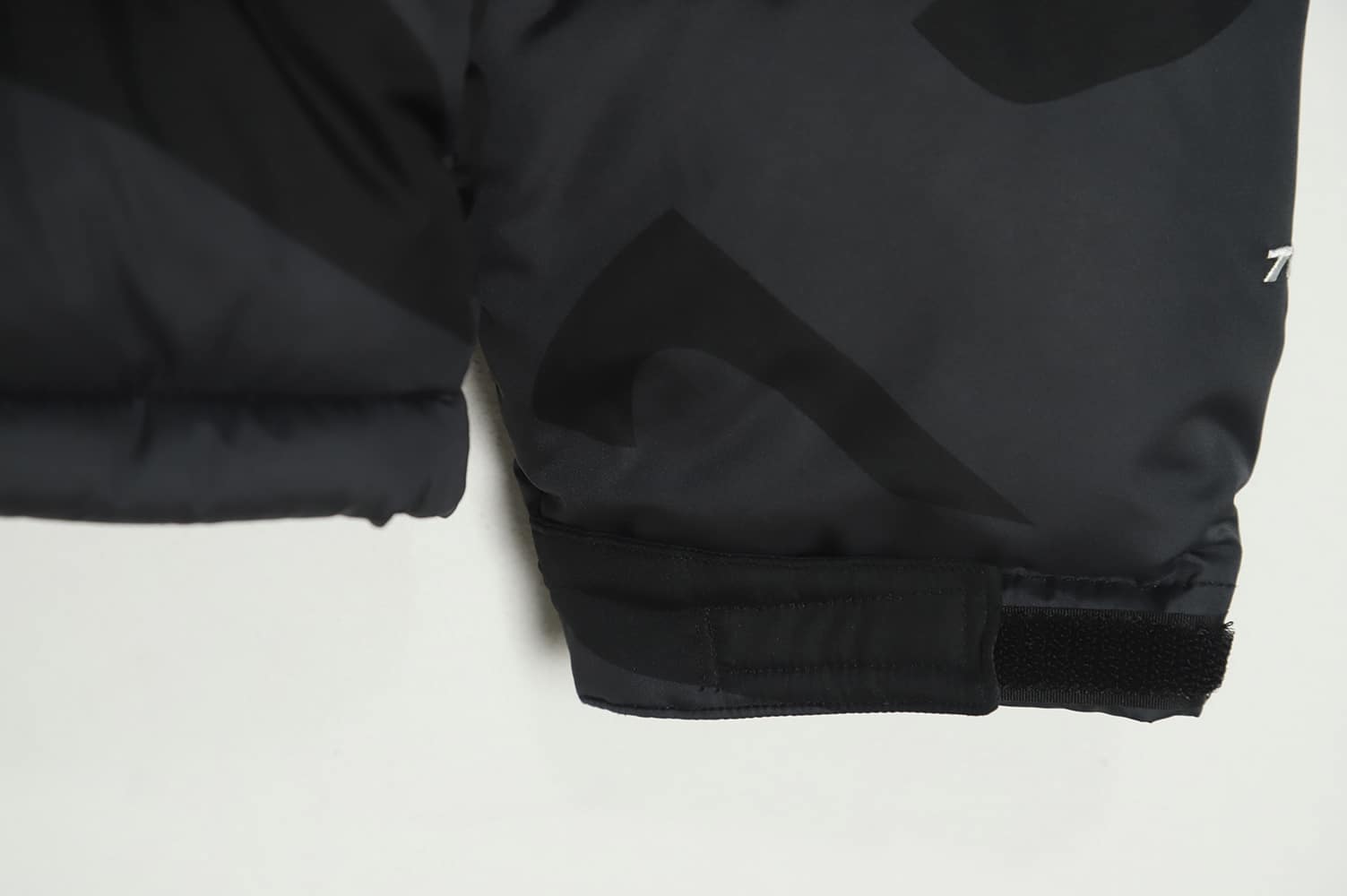 The North Face KAWS 联名 1996 美版羽绒服 TSK1 The North Face KAWS 联名 1996 美版羽绒服 TSK1