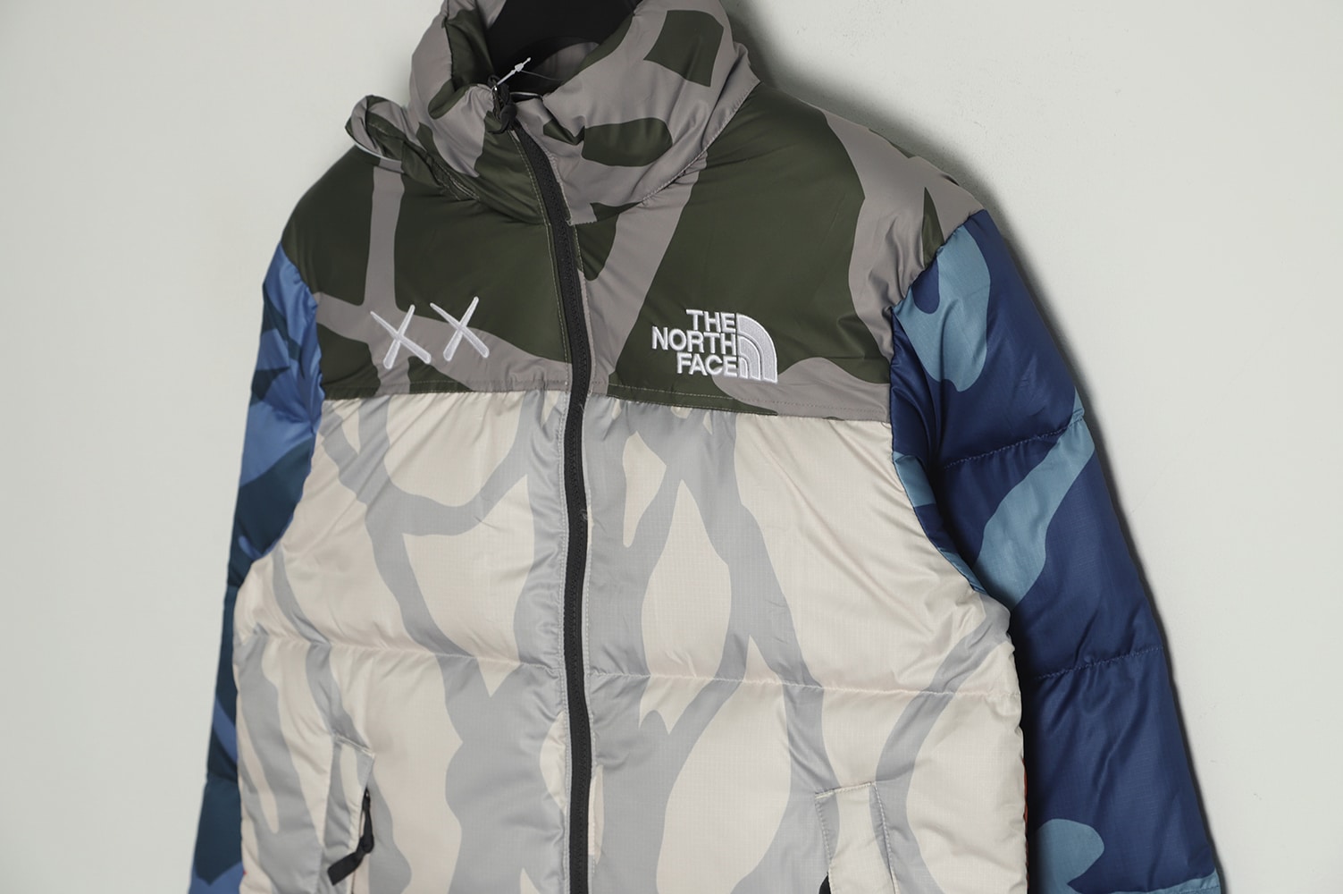 The North Face KAWS 联名 1996 美版羽绒服 TSK2 The North Face KAWS 联名 1996 美版羽绒服 TSK2