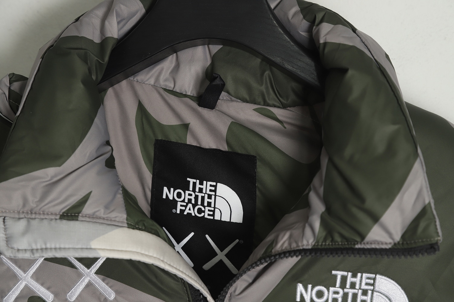 The North Face KAWS 联名 1996 美版羽绒服 TSK2 The North Face KAWS 联名 1996 美版羽绒服 TSK2