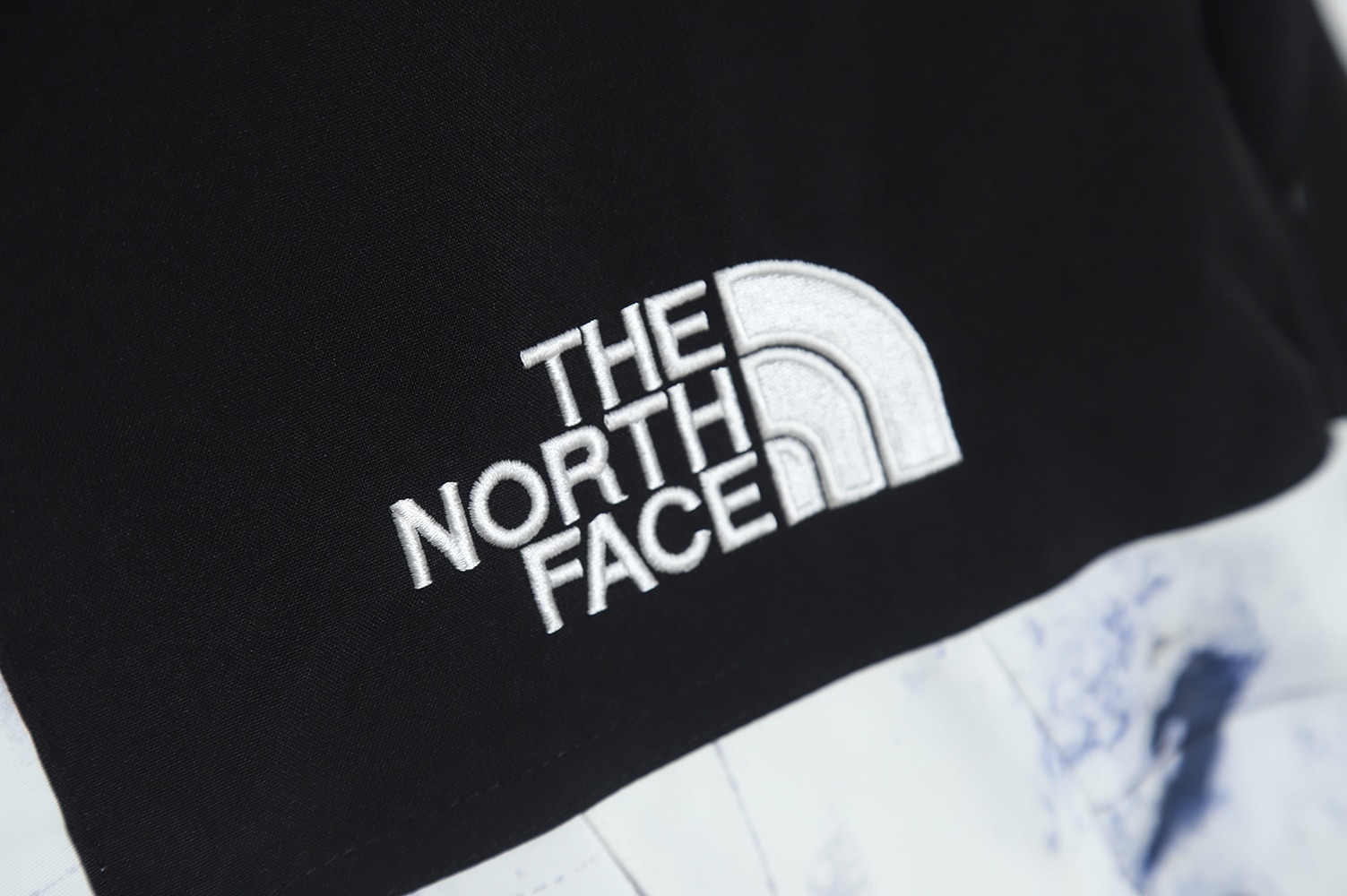 THE NORTH FACE 22ss 扎染刺绣户外夹克 THE NORTH FACE 22ss 扎染刺绣户外夹克