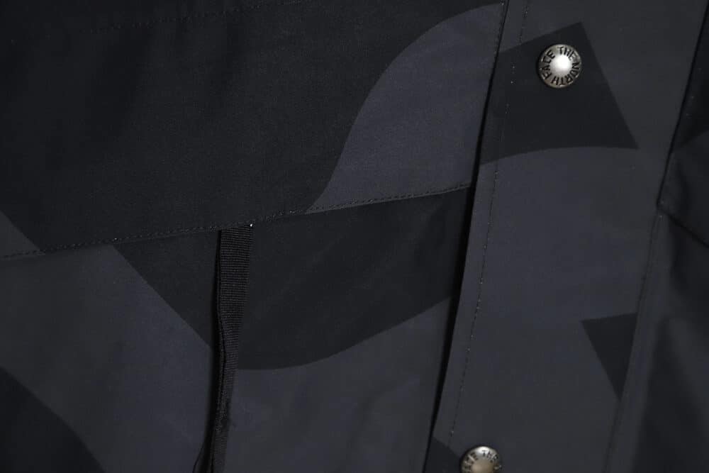 THE NORTH FACE x XX KAWS 联名 FW22 户外拼色硬壳连帽外套 TSK1