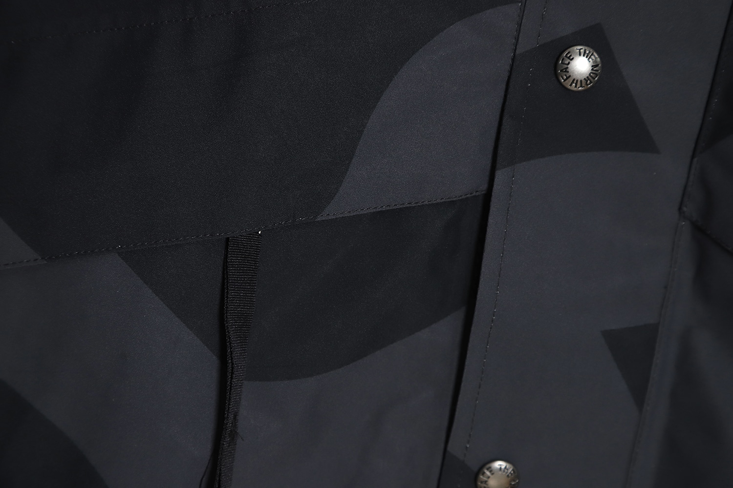 THE NORTH FACE x XX KAWS 联名 FW22 户外拼色硬壳连帽外套 TSK1 THE NORTH FACE x XX KAWS 联名 FW22 户外拼色硬壳连帽外套 TSK1