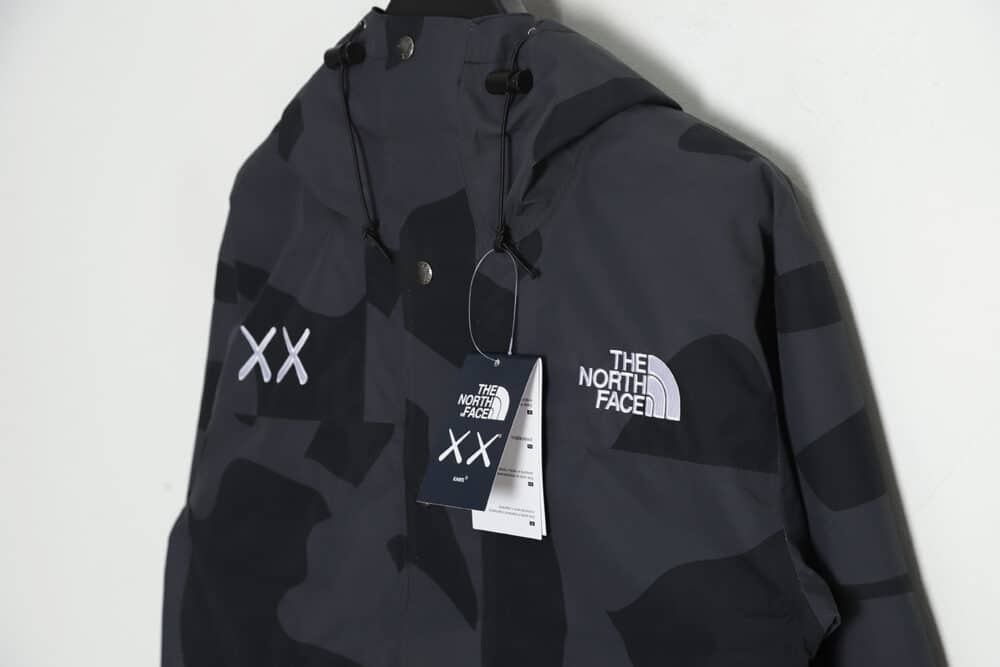 THE NORTH FACE x XX KAWS 联名 FW22 户外拼色硬壳连帽外套 TSK1