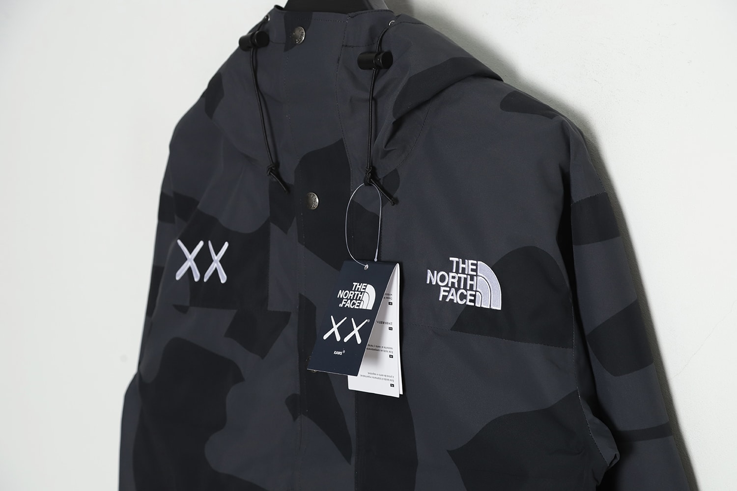 THE NORTH FACE x XX KAWS 联名 FW22 户外拼色硬壳连帽外套 TSK1 THE NORTH FACE x XX KAWS 联名 FW22 户外拼色硬壳连帽外套 TSK1